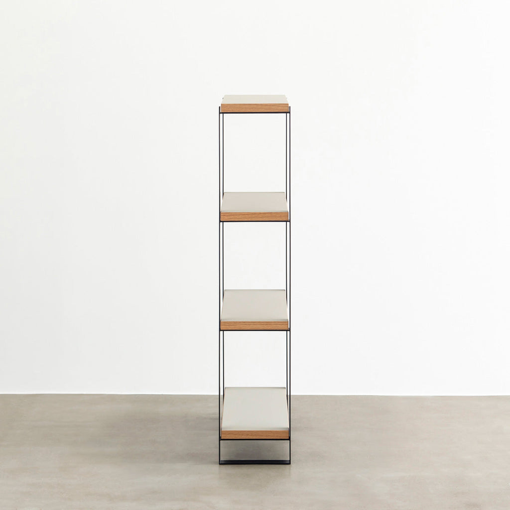 Kanademonoのリノリウム素材の棚板にブラックのアイアンフレームを組み合わせたシェルフ/Mushroom（側面）