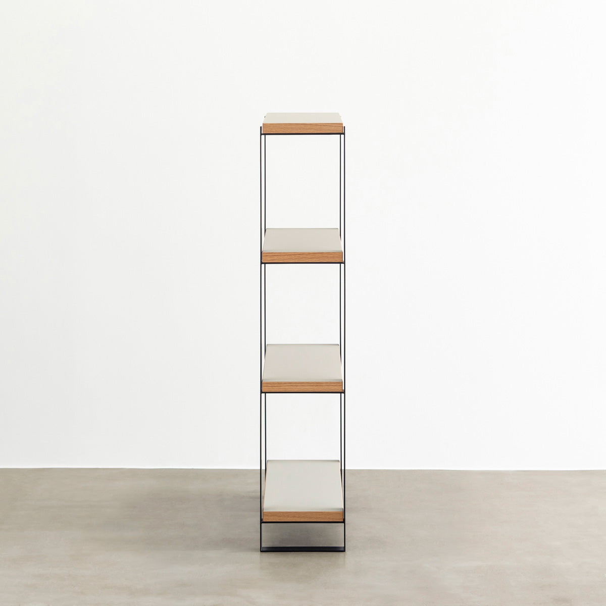 Kanademonoのリノリウム素材の棚板にブラックのアイアンフレームを組み合わせたシェルフ/Mushroom（側面）