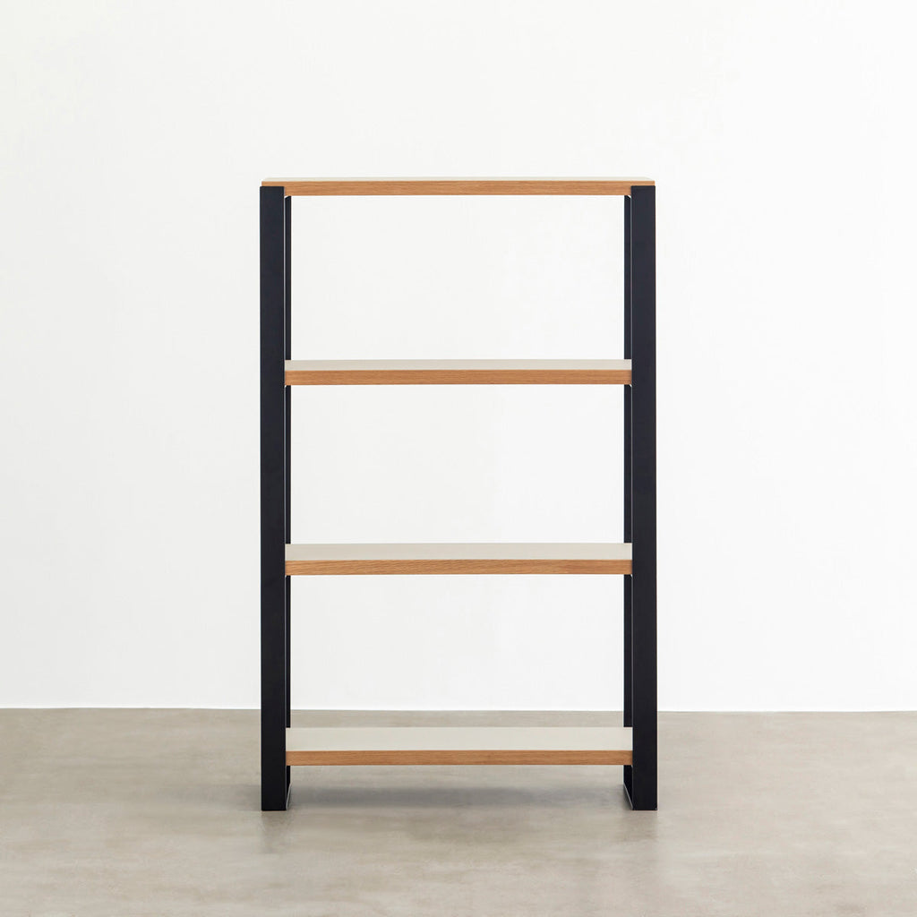 Kanademonoのリノリウム素材の棚板にブラックのアイアンフレームを組み合わせたシェルフ/Mushroom（正面）