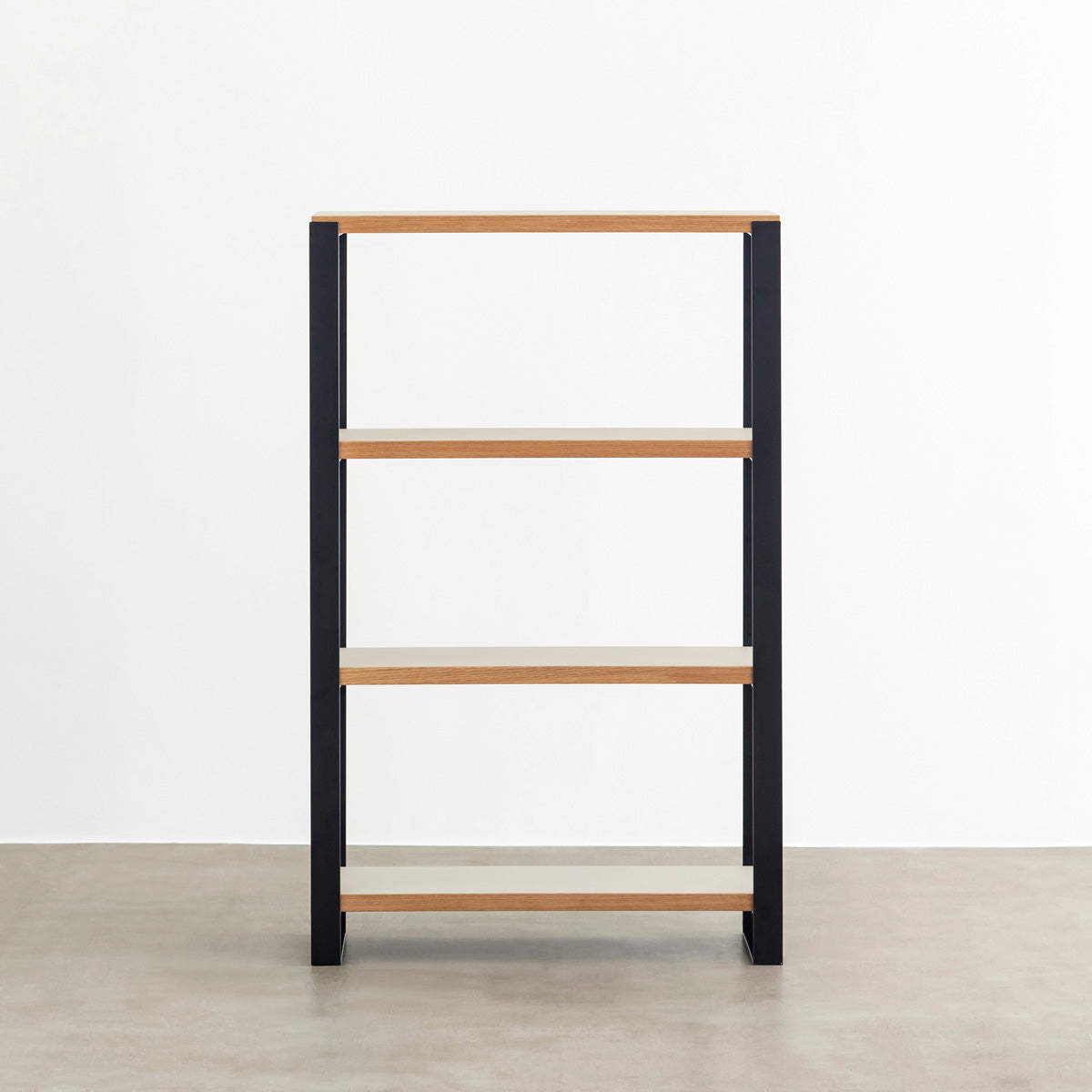 Kanademonoのリノリウム素材の棚板にブラックのアイアンフレームを組み合わせたシェルフ/Mushroom（正面）