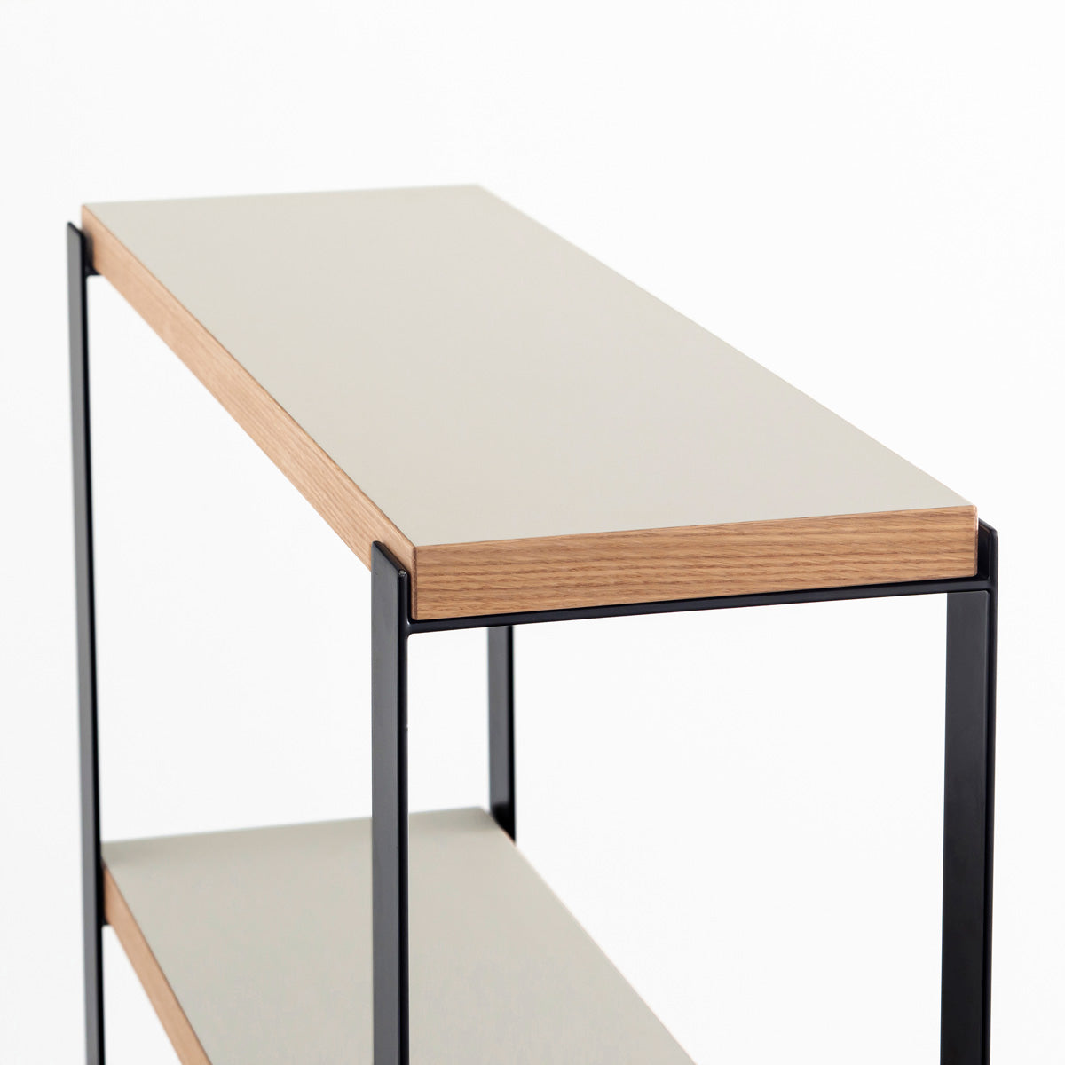 Kanademonoのリノリウム素材の棚板にブラックのアイアンフレームを組み合わせたシェルフ/Mushroom（上からのアングル）