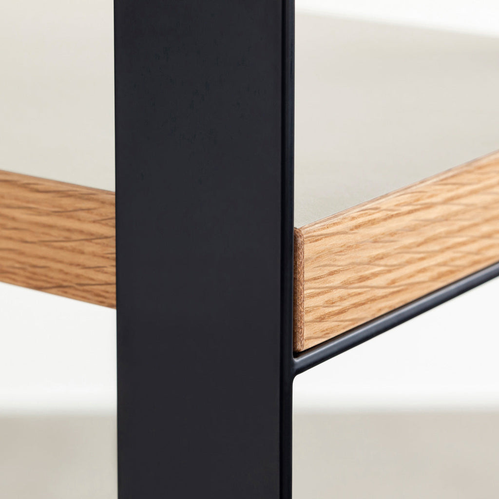 Kanademonoのリノリウム素材の棚板にブラックのアイアンフレームを組み合わせたシェルフ/Mushroom（フレーム）