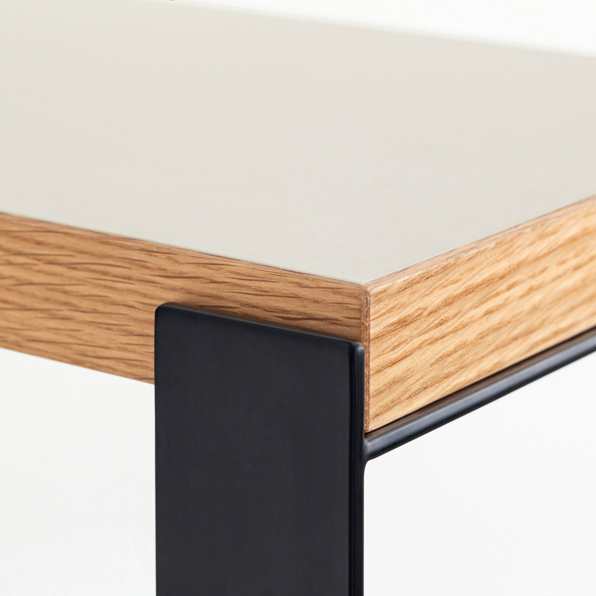 Kanademonoのリノリウム素材の棚板にブラックのアイアンフレームを組み合わせたシェルフ/Mushroom（角）