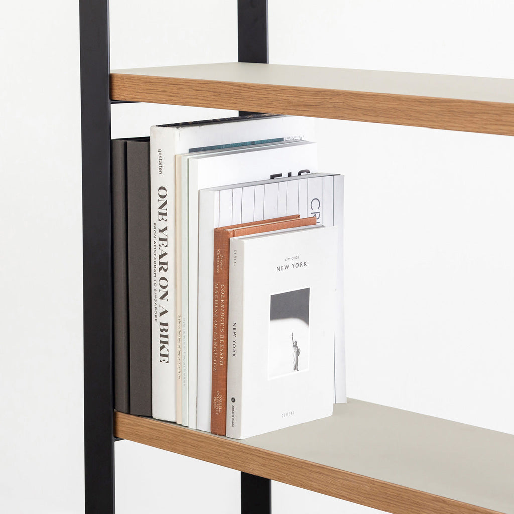 Kanademonoのリノリウム素材の棚板にブラックのアイアンフレームを組み合わせたシェルフ/Mushroom（使用イメージ２）