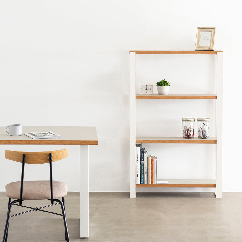 Kanademonoのリノリウム素材の棚板にホワイトのアイアンフレームを組み合わせたシェルフ/Mushroom（使用イメージ）