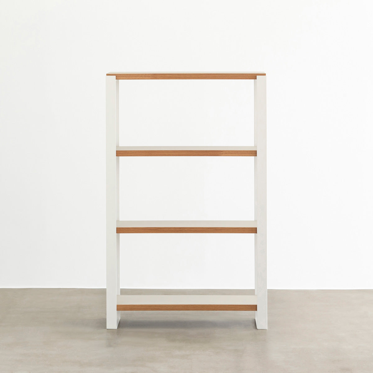 Kanademonoのリノリウム素材の棚板にホワイトのアイアンフレームを組み合わせたシェルフ/Mushroom（正面）