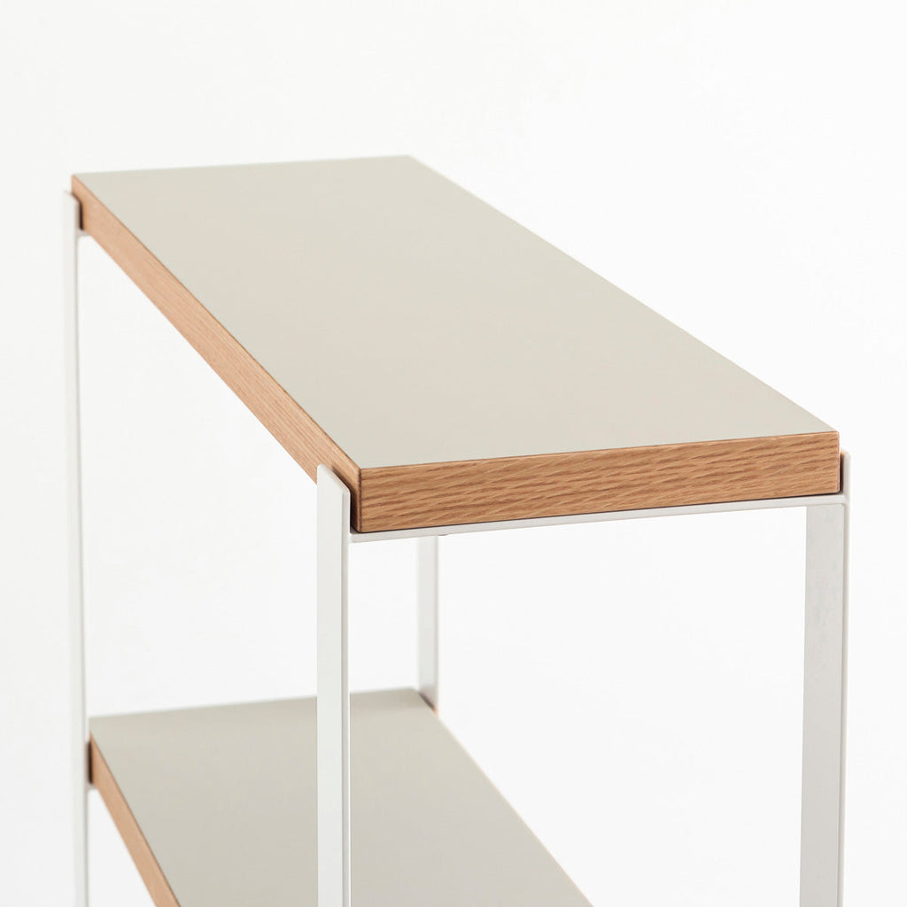 Kanademonoのリノリウム素材の棚板にホワイトのアイアンフレームを組み合わせたシェルフ/Mushroom（上からのアングル）