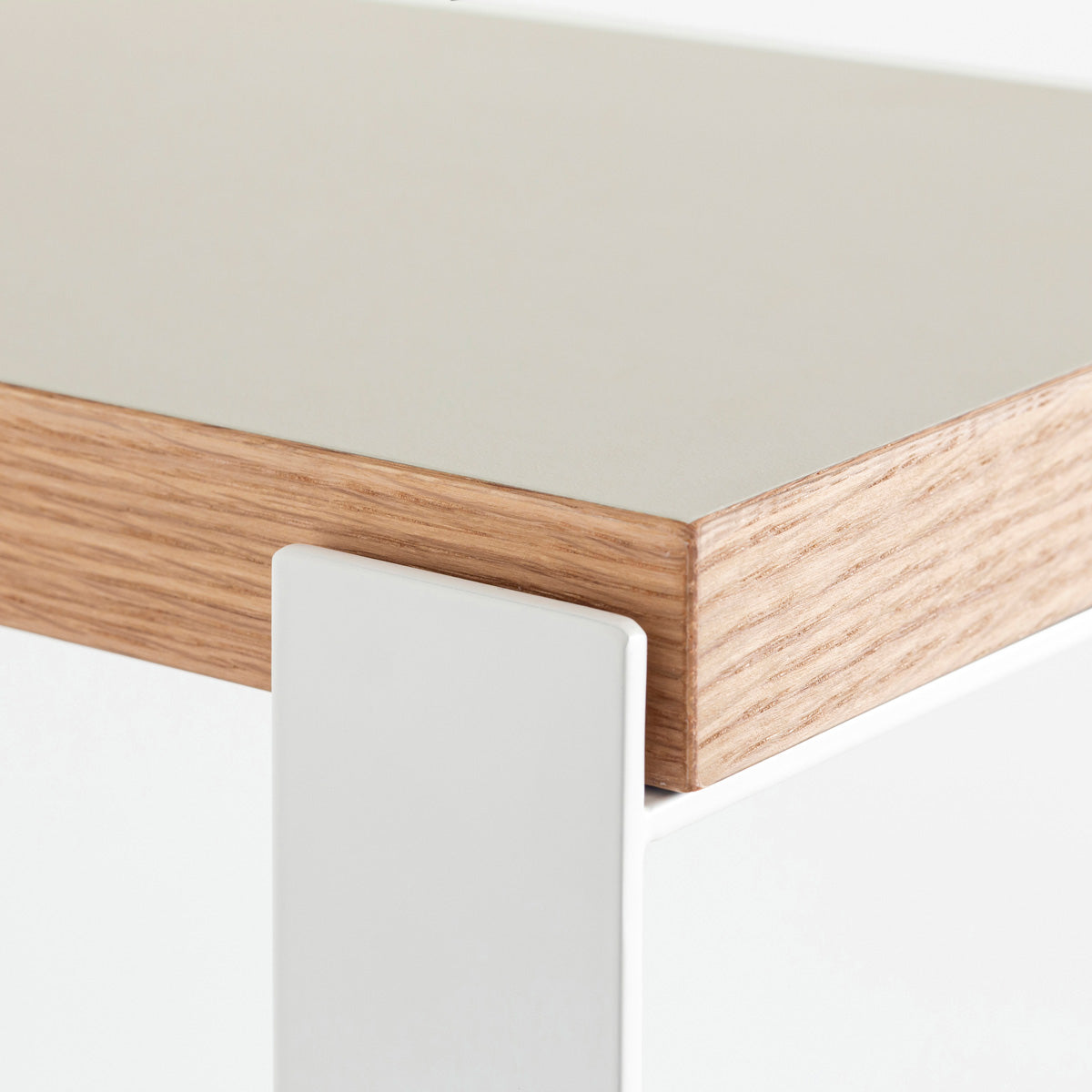 Kanademonoのリノリウム素材の棚板にホワイトのアイアンフレームを組み合わせたシェルフ/Mushroom（角）