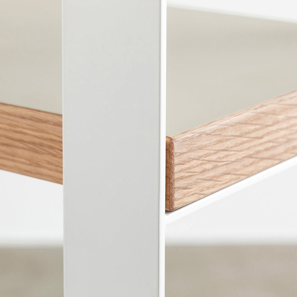 Kanademonoのリノリウム素材の棚板にホワイトのアイアンフレームを組み合わせたシェルフ/Mushroom（フレーム部分）