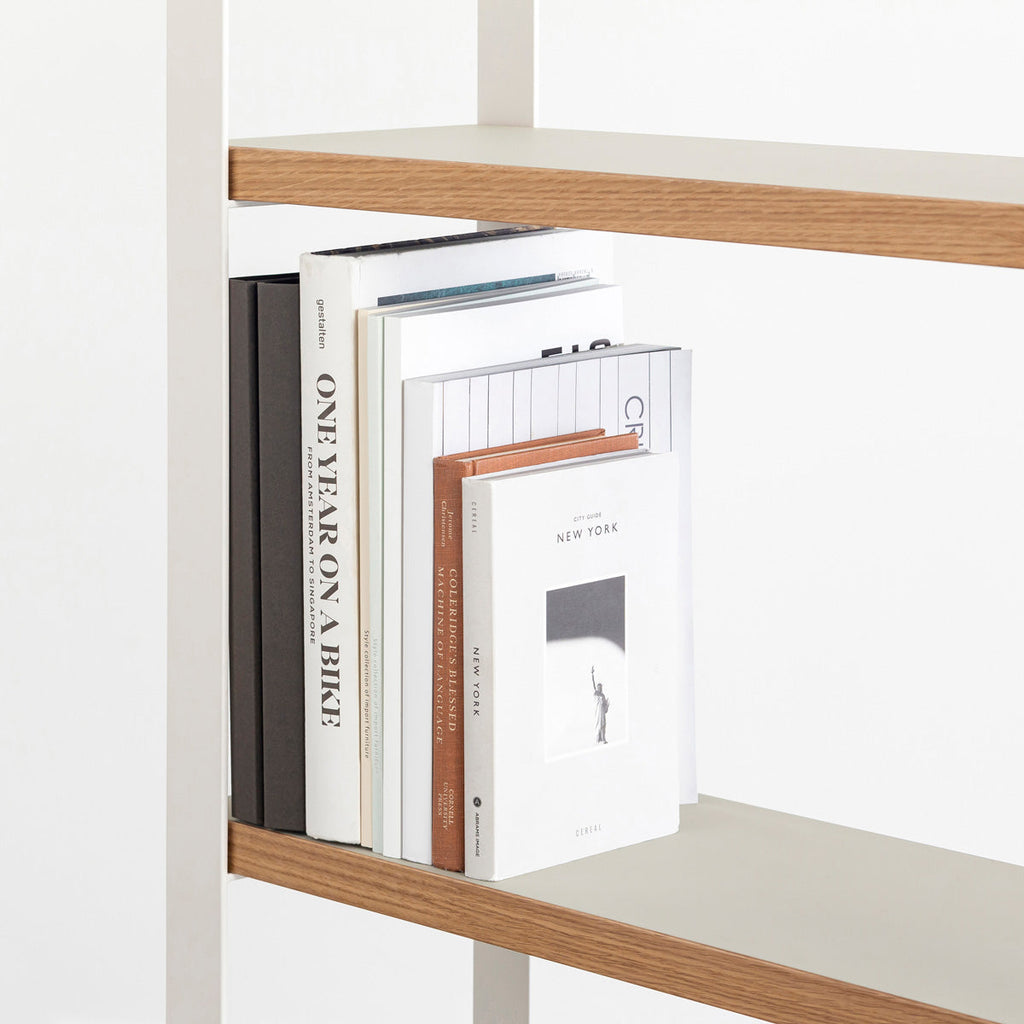 Kanademonoのリノリウム素材の棚板にホワイトのアイアンフレームを組み合わせたシェルフ/Mushroom（使用イメージ２）