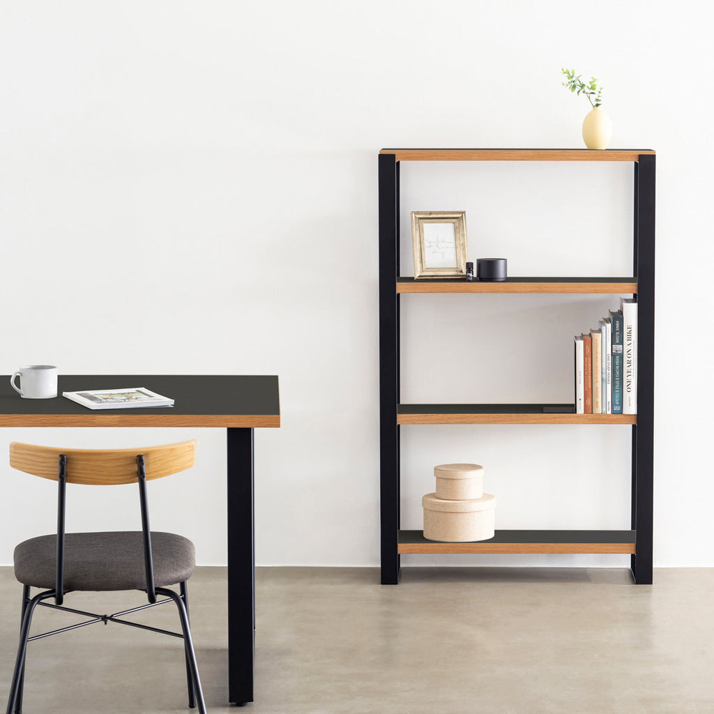 Kanademonoのリノリウム素材の棚板にブラックのアイアンフレームを組み合わせたシェルフ/Nero（使用イメージ）