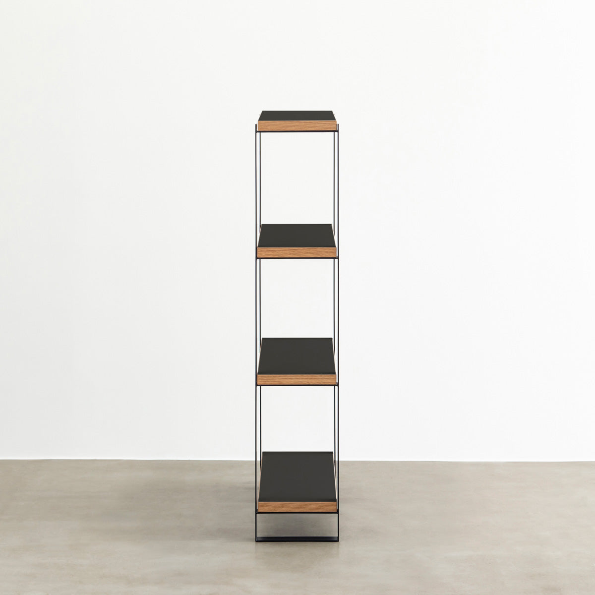 Kanademonoのリノリウム素材の棚板にブラックのアイアンフレームを組み合わせたシェルフ/Nero（側面）