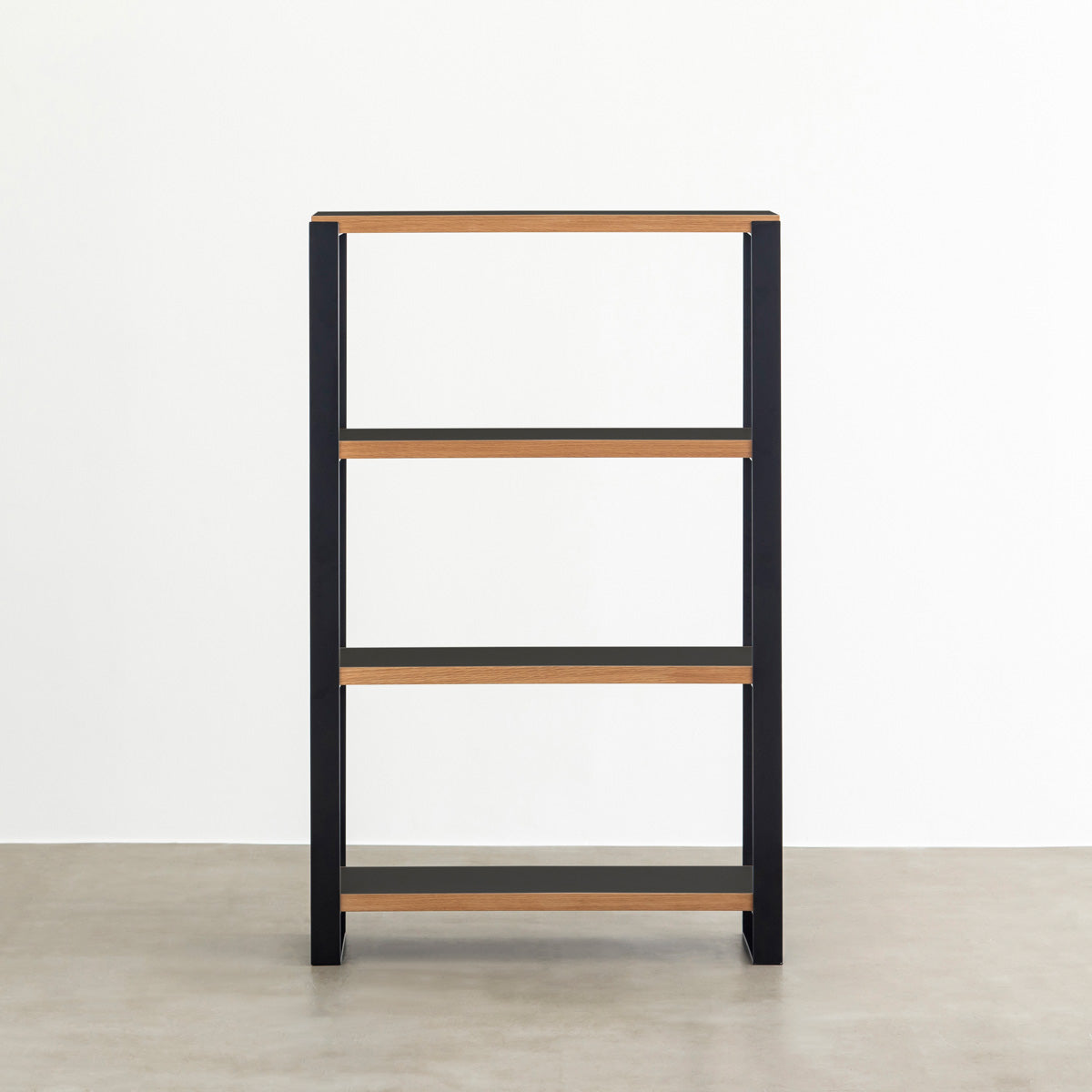 Kanademonoのリノリウム素材の棚板にブラックのアイアンフレームを組み合わせたシェルフ/Nero（正面）