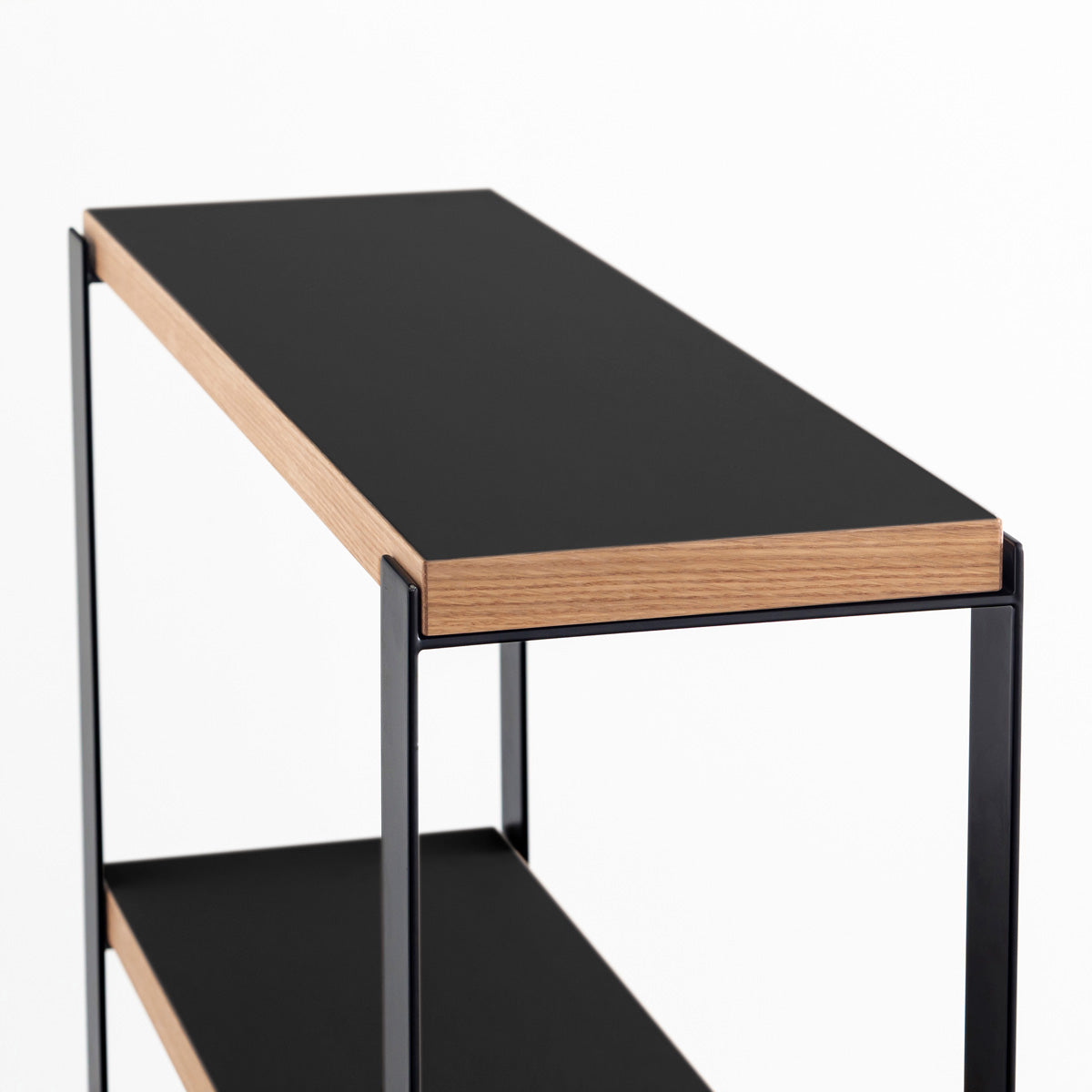 Kanademonoのリノリウム素材の棚板にブラックのアイアンフレームを組み合わせたシェルフ/Nero（上からのアングル）