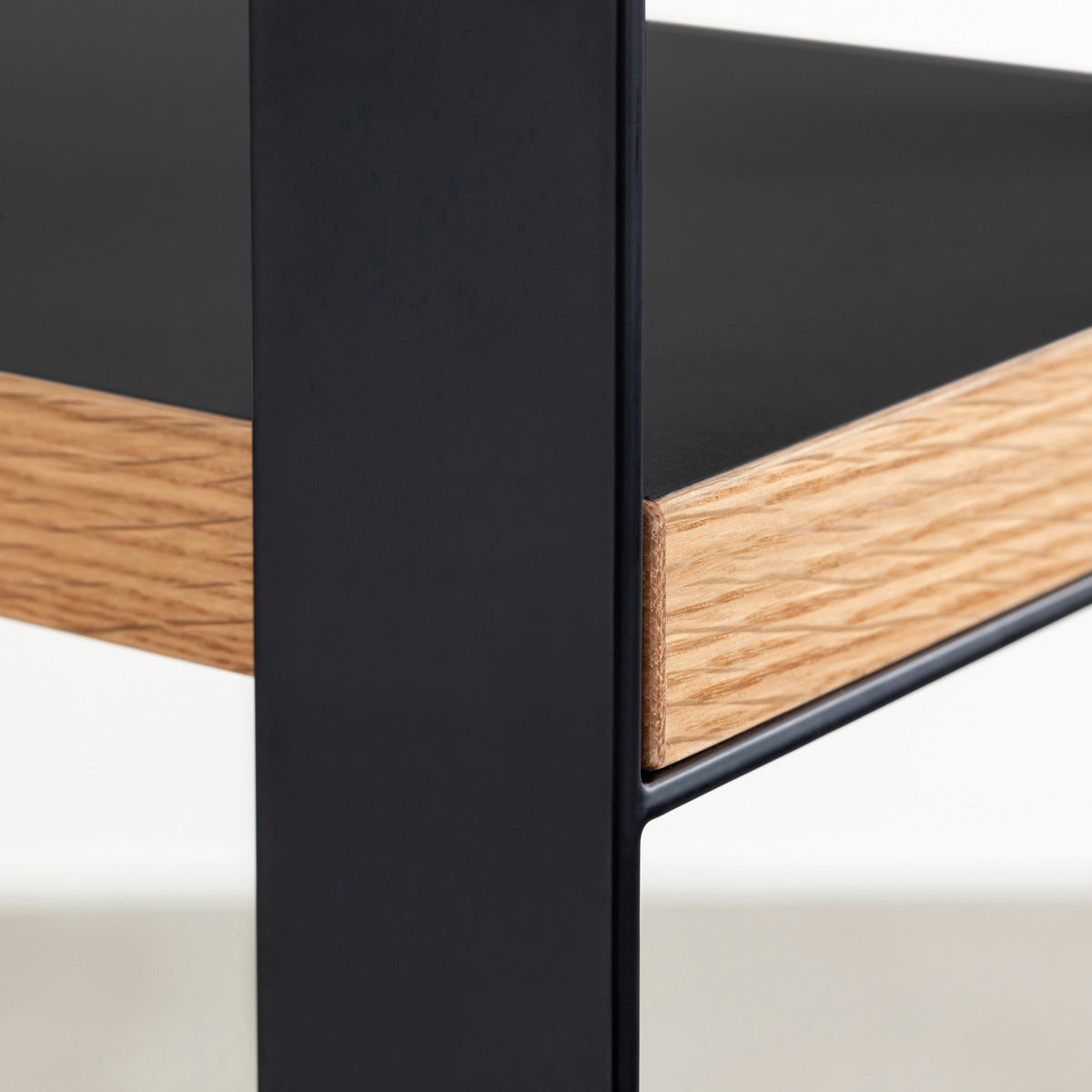 Kanademonoのリノリウム素材の棚板にブラックのアイアンフレームを組み合わせたシェルフ/Nero（フレーム）