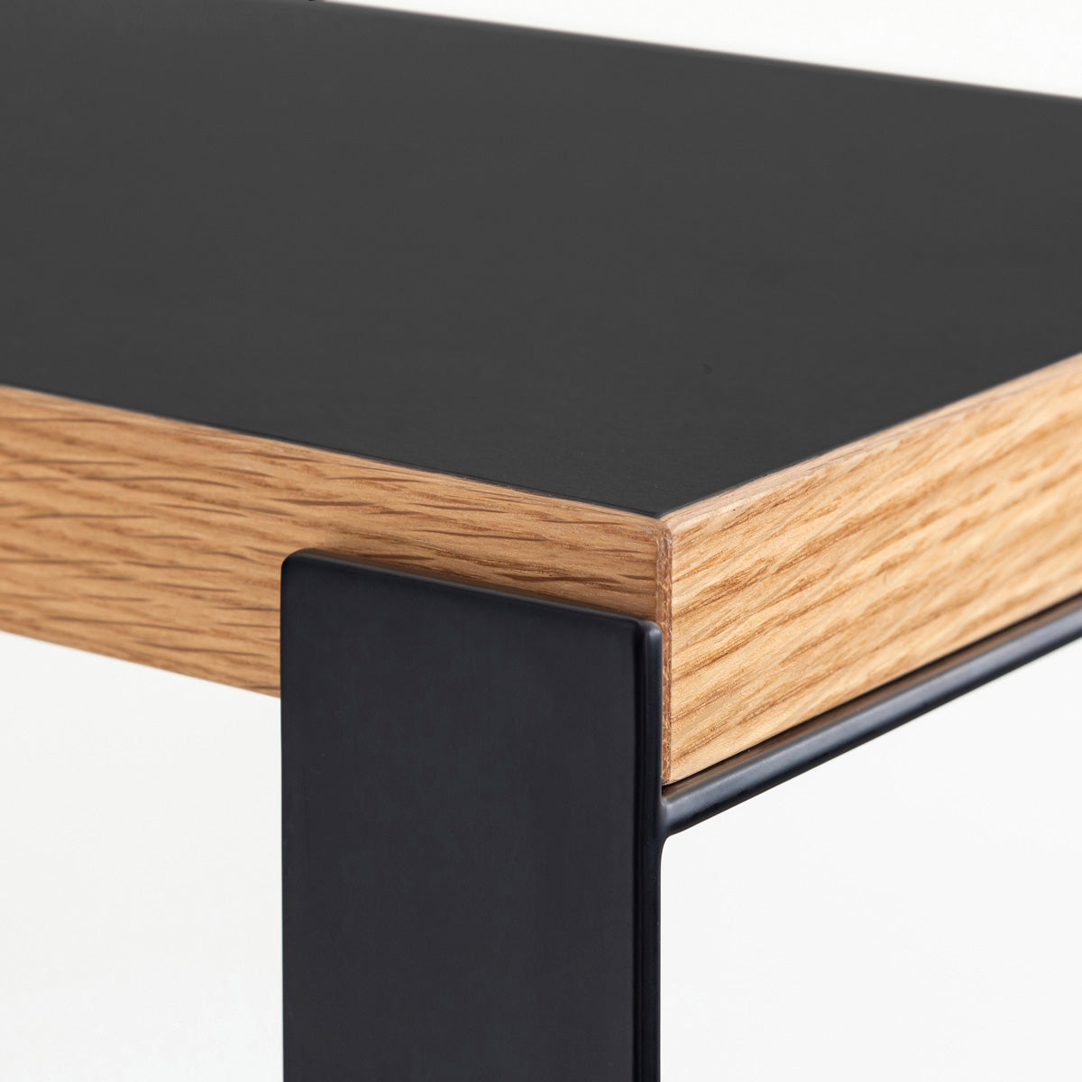 Kanademonoのリノリウム素材の棚板にブラックのアイアンフレームを組み合わせたシェルフ/Nero（角）