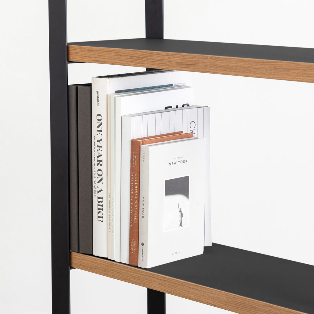 Kanademonoのリノリウム素材の棚板にブラックのアイアンフレームを組み合わせたシェルフ/Nero（使用イメージ２）