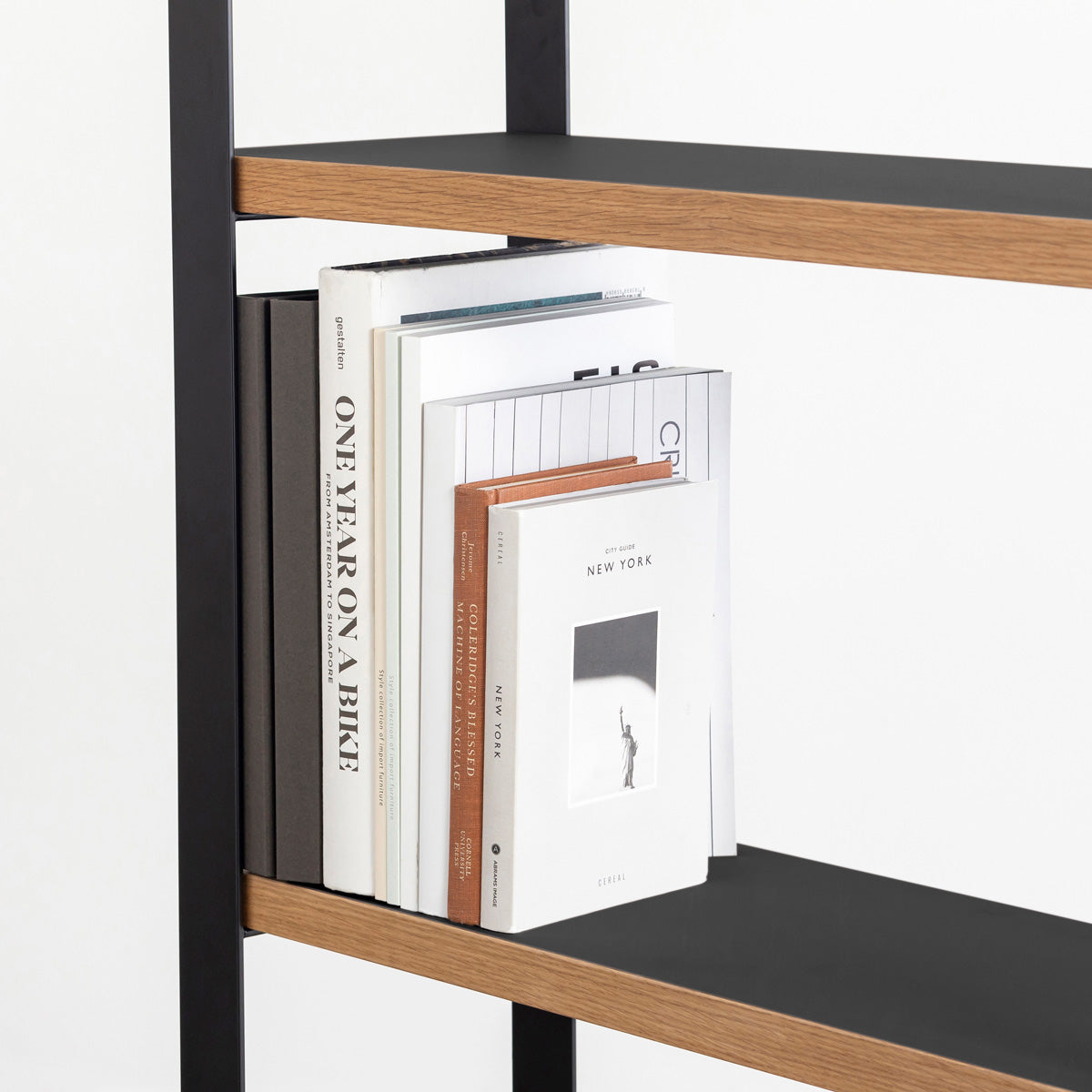 Kanademonoのリノリウム素材の棚板にブラックのアイアンフレームを組み合わせたシェルフ/Nero（使用イメージ２）