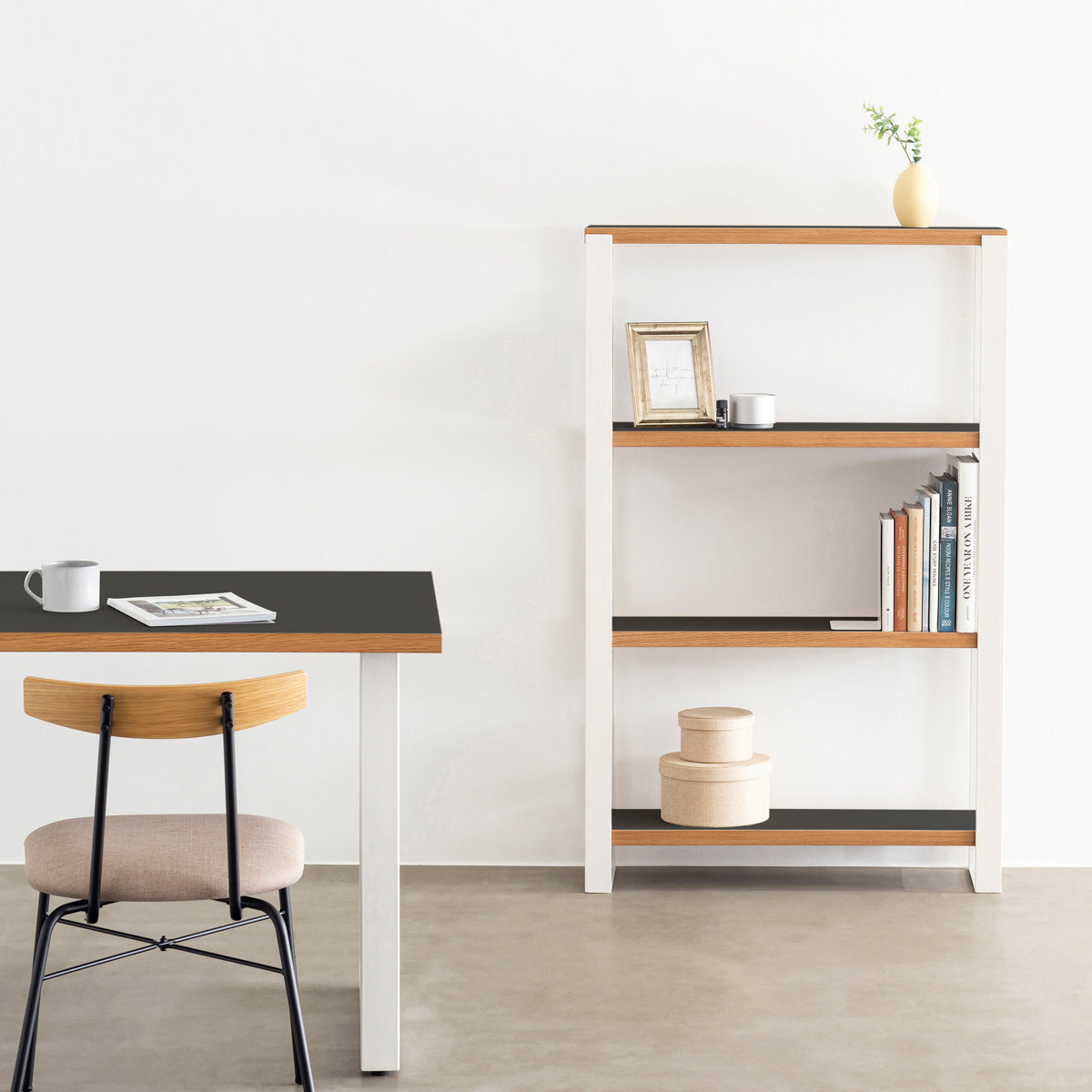 Kanademonoのリノリウム素材の棚板にホワイトのアイアンフレームを組み合わせたシェルフ/Nero（使用イメージ）