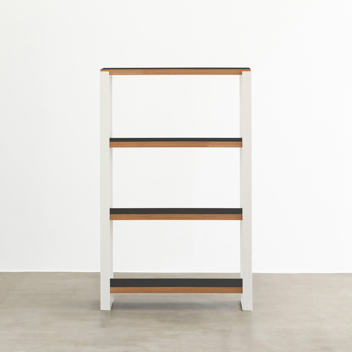 Kanademonoのリノリウム素材の棚板にホワイトのアイアンフレームを組み合わせたシェルフ/Nero（正面）