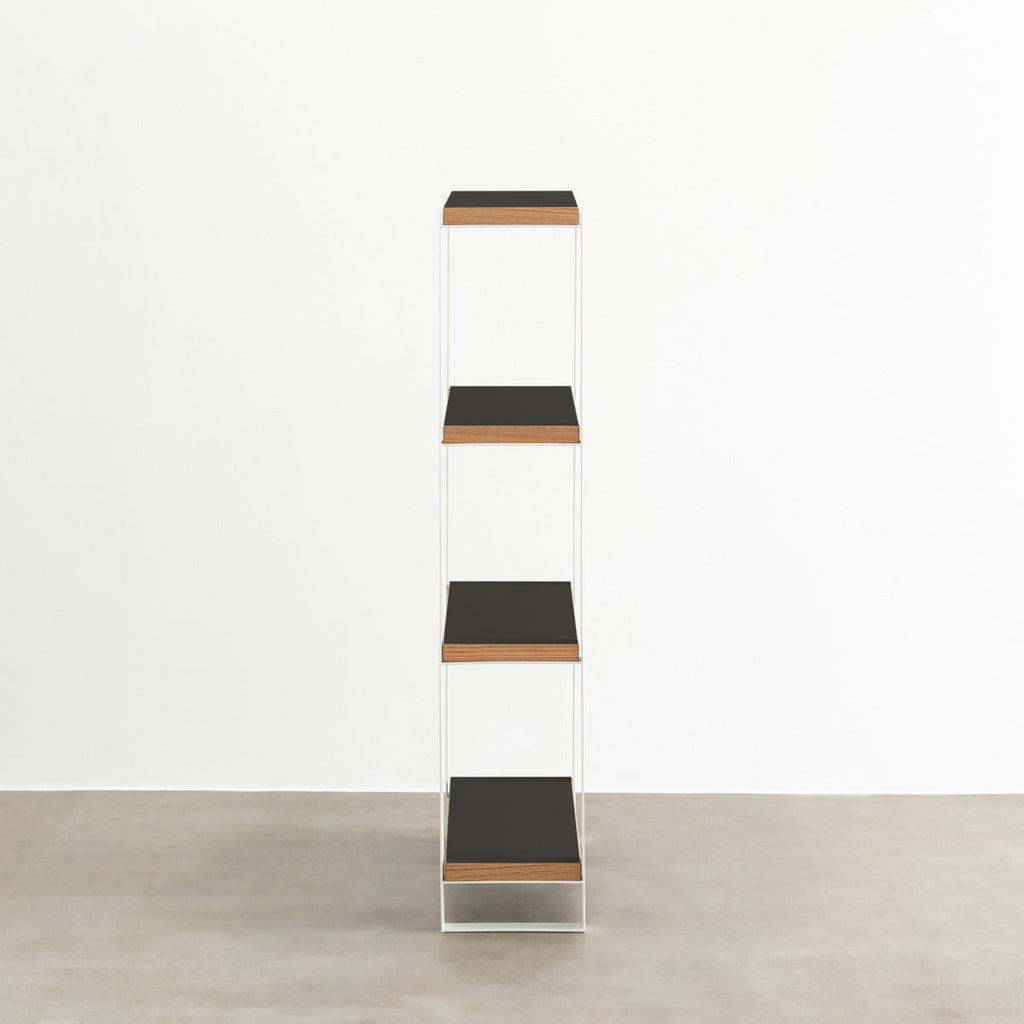 Kanademonoのリノリウム素材の棚板にホワイトのアイアンフレームを組み合わせたシェルフ/Nero（側面）