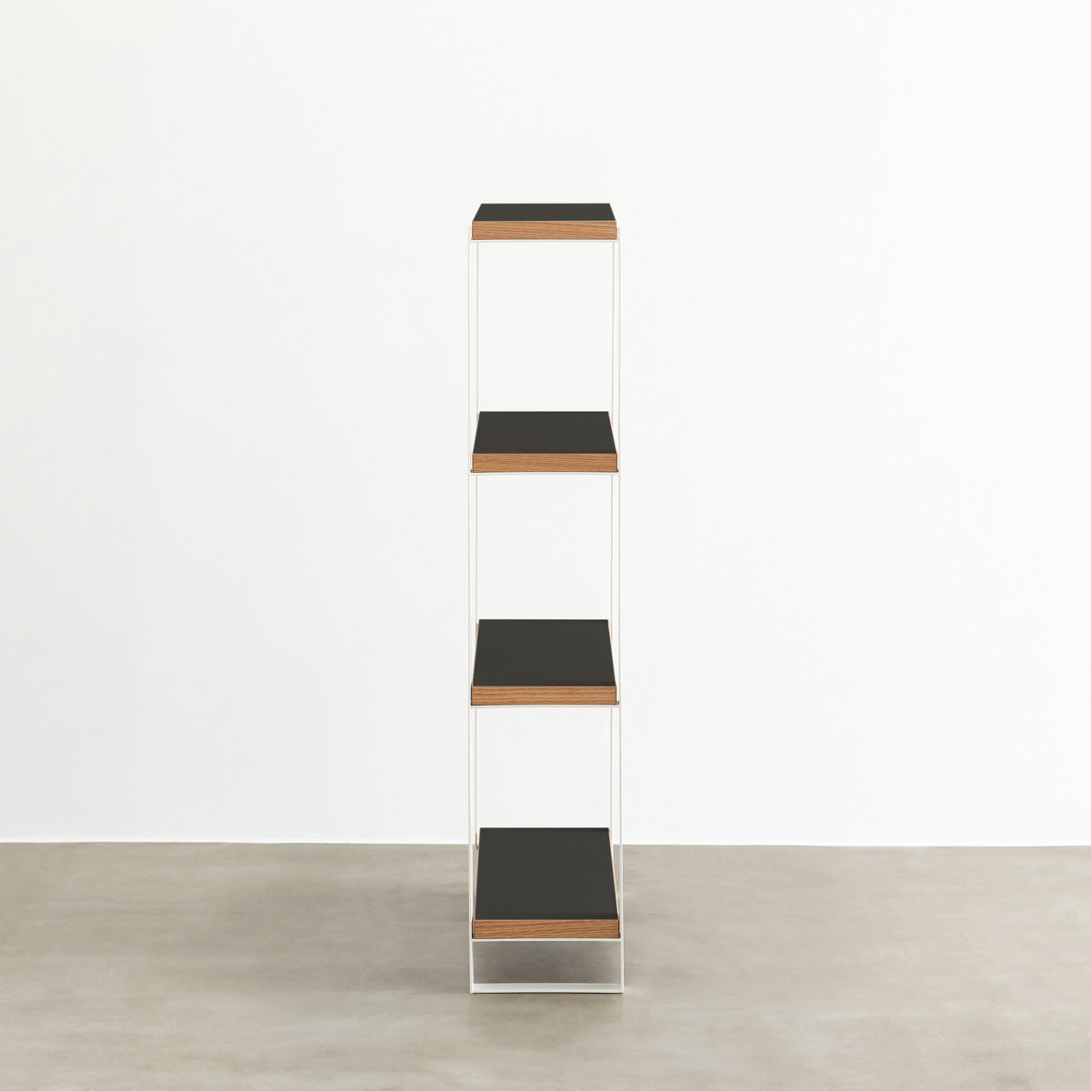 Kanademonoのリノリウム素材の棚板にホワイトのアイアンフレームを組み合わせたシェルフ/Nero（側面）