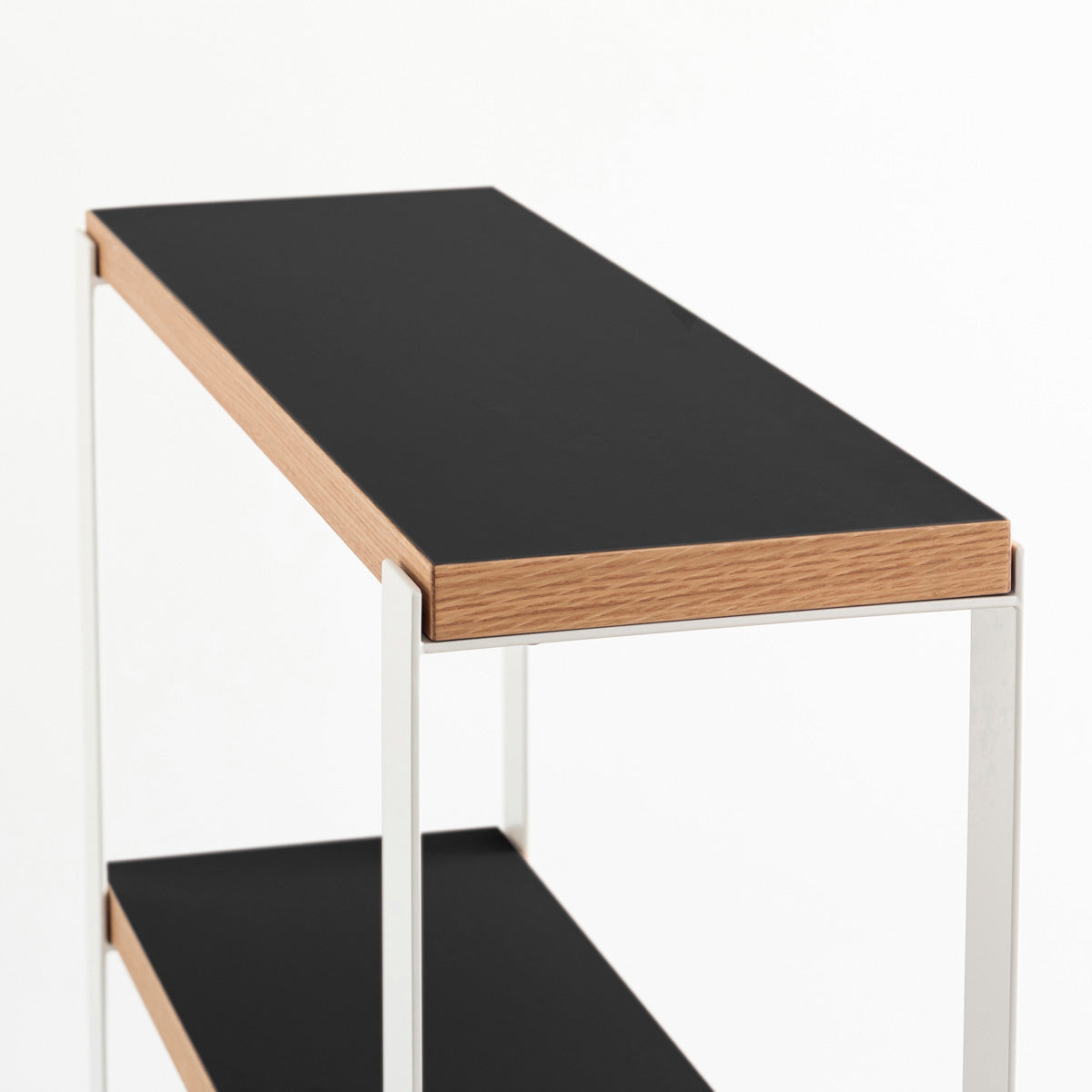 Kanademonoのリノリウム素材の棚板にホワイトのアイアンフレームを組み合わせたシェルフ/Nero（上からのアングル）