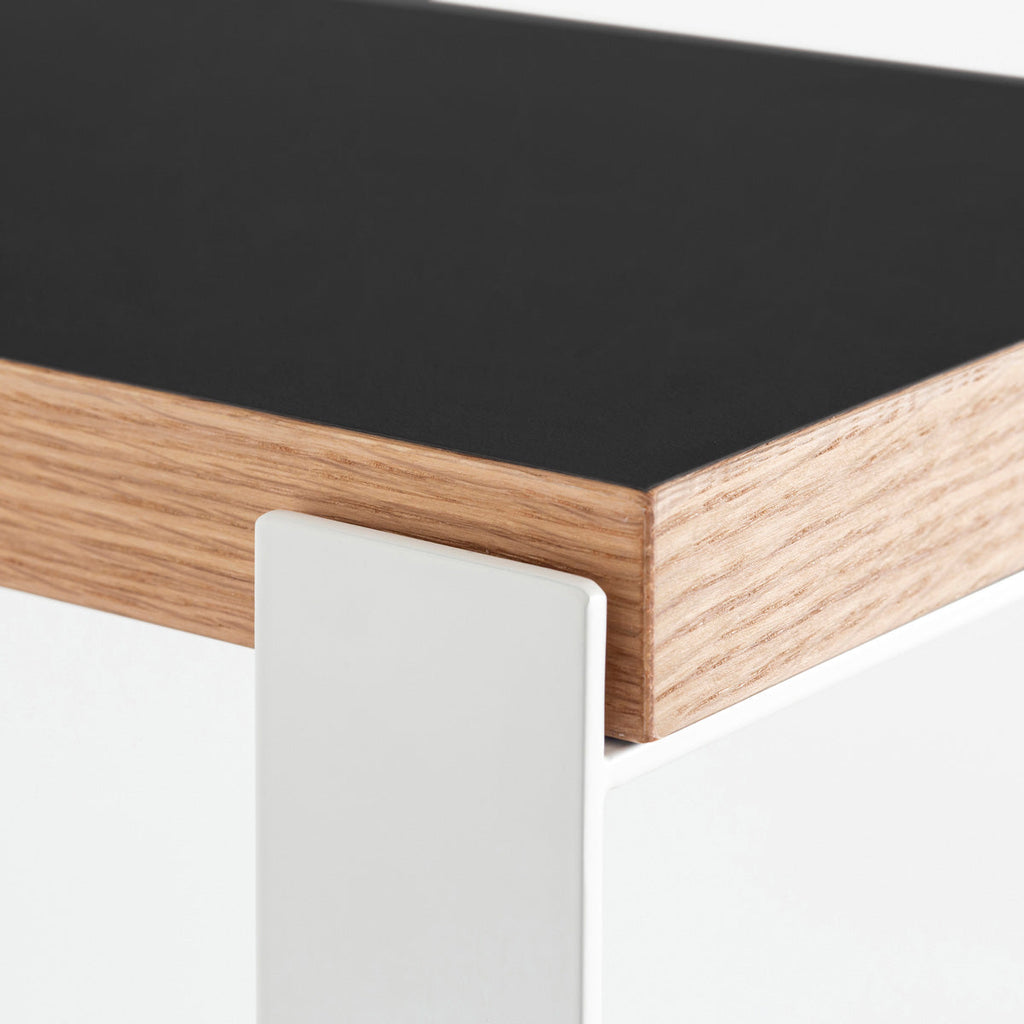 Kanademonoのリノリウム素材の棚板にホワイトのアイアンフレームを組み合わせたシェルフ/Nero（角）