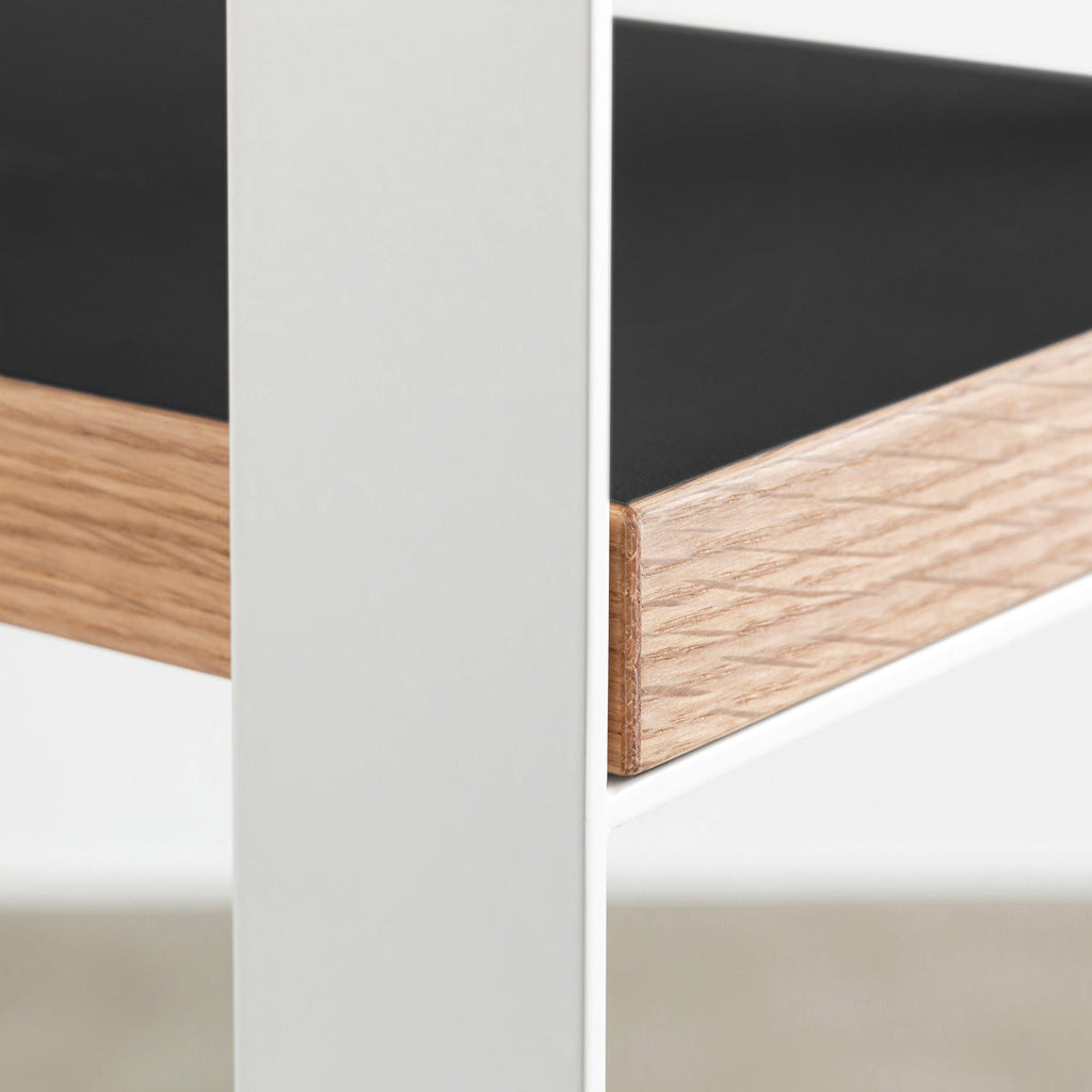 Kanademonoのリノリウム素材の棚板にホワイトのアイアンフレームを組み合わせたシェルフ/Nero（フレーム）