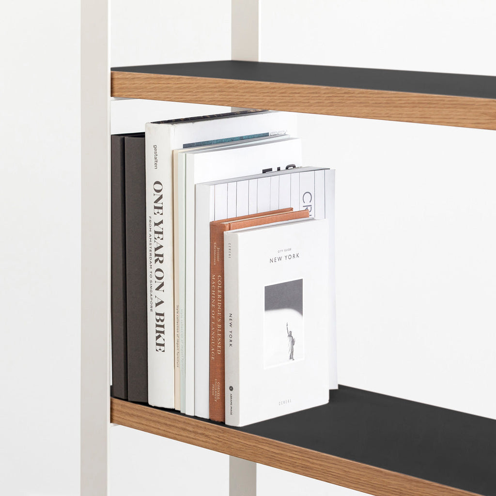 Kanademonoのリノリウム素材の棚板にホワイトのアイアンフレームを組み合わせたシェルフ/Nero（使用イメージ２）