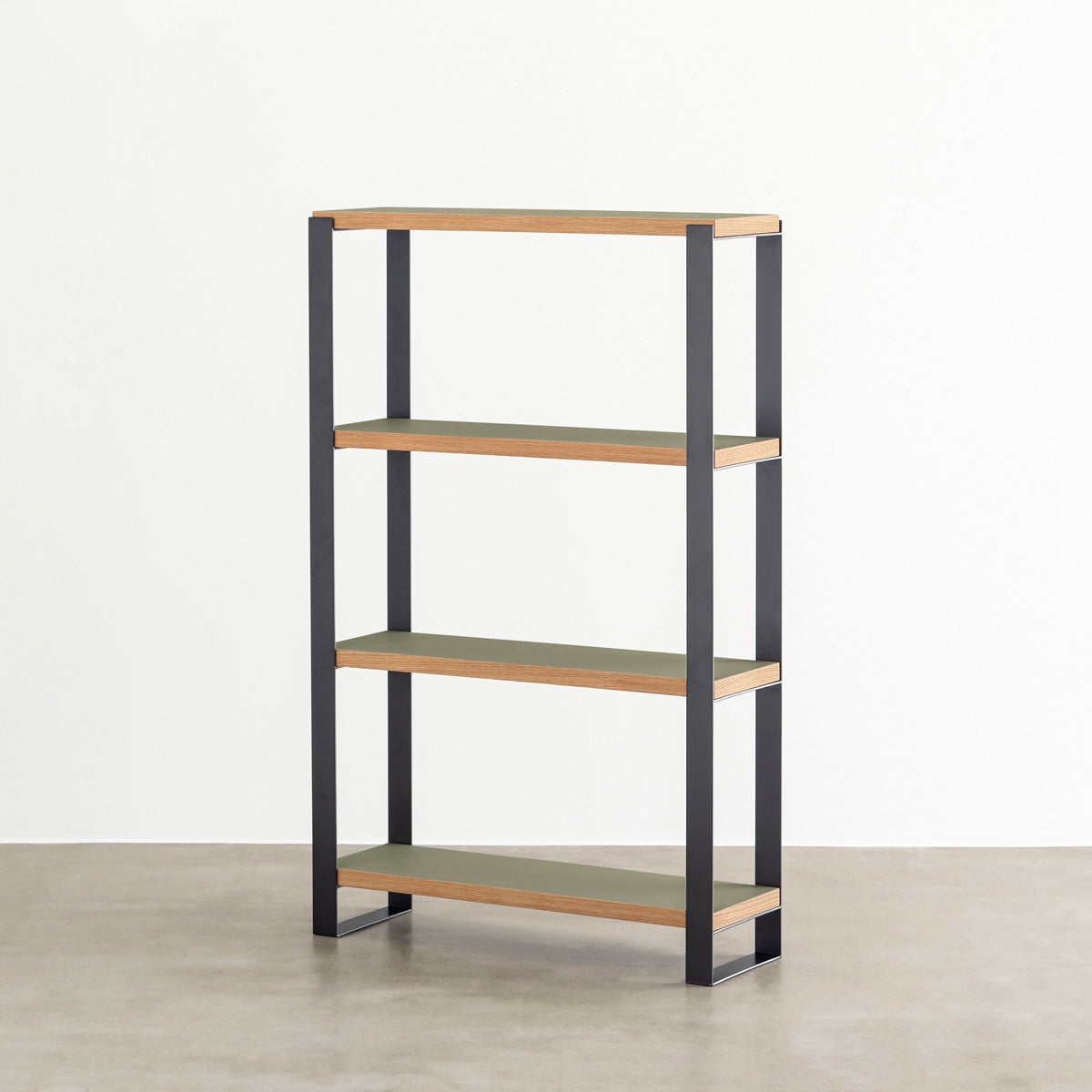 Kanademonoのリノリウム素材の棚板にブラックのアイアンフレームを組み合わせたシェルフ/Olive