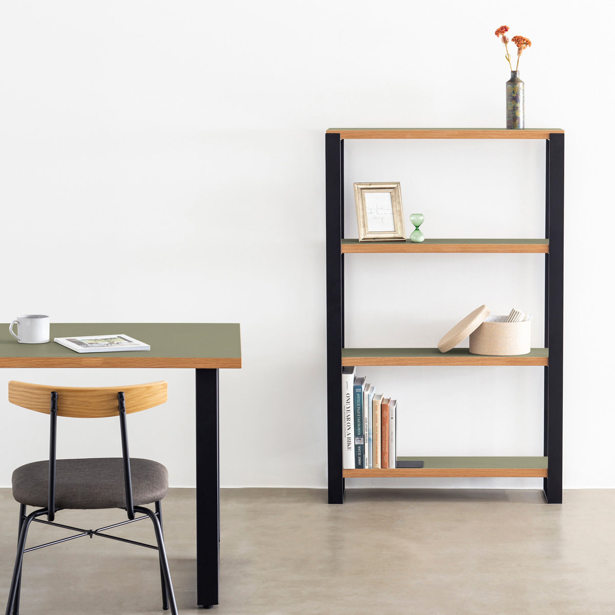 Kanademonoのリノリウム素材の棚板にブラックのアイアンフレームを組み合わせたシェルフ/Olive（使用イメージ）