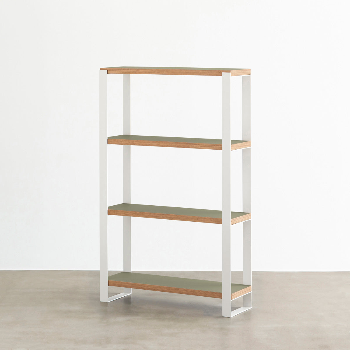 Kanademonoのリノリウム素材の棚板にホワイトのアイアンフレームを組み合わせたシェルフ/Olive