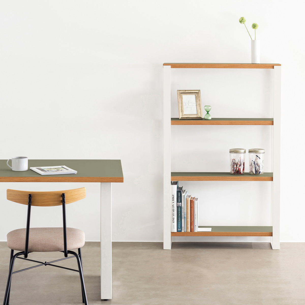 Kanademonoのリノリウム素材の棚板にホワイトのアイアンフレームを組み合わせたシェルフ/Olive（使用イメージ）