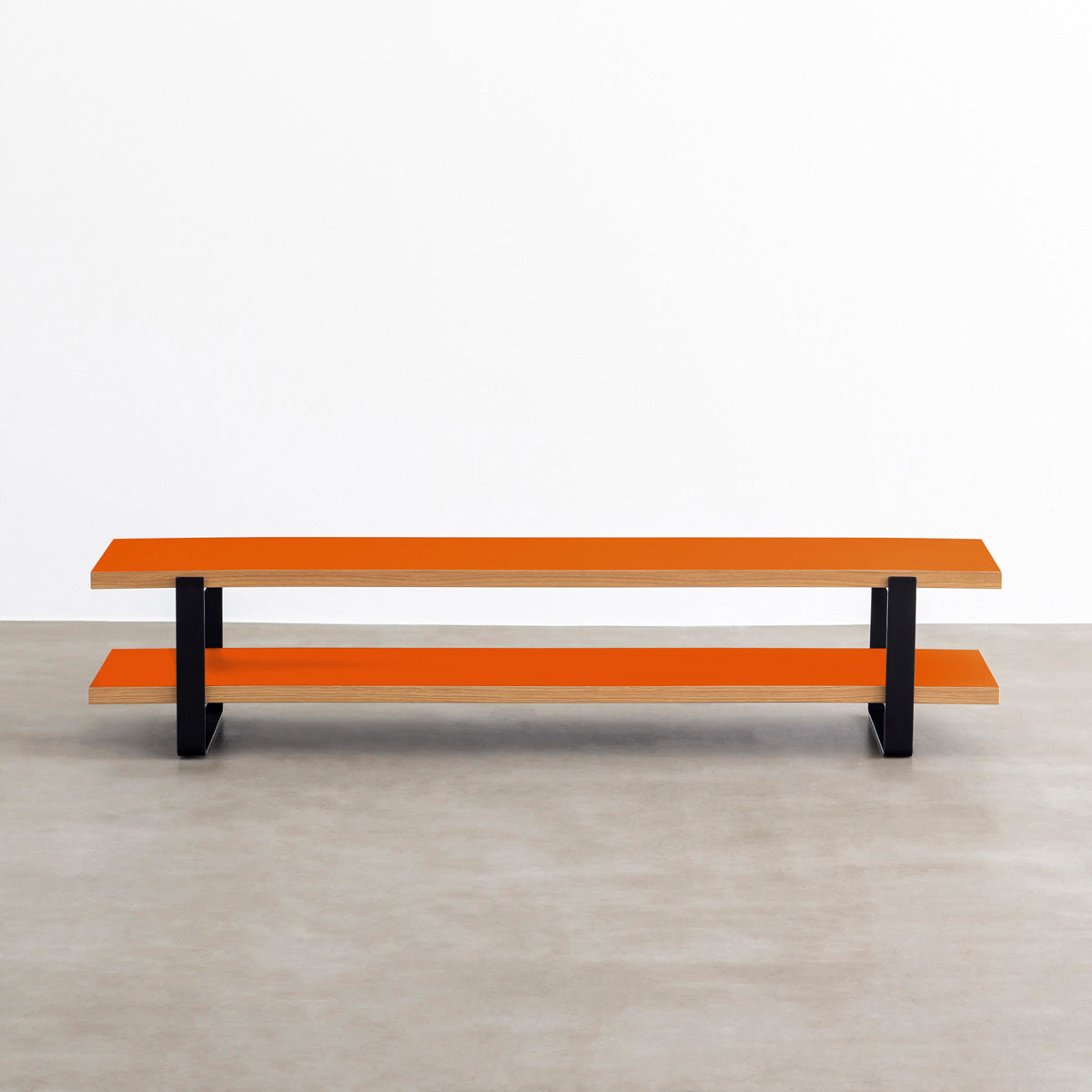 KANADEMONOのリノリウム（OrangeBlast）天板とブラックのアイアンフレームを組み合わせたテレビ台/ローテーブル