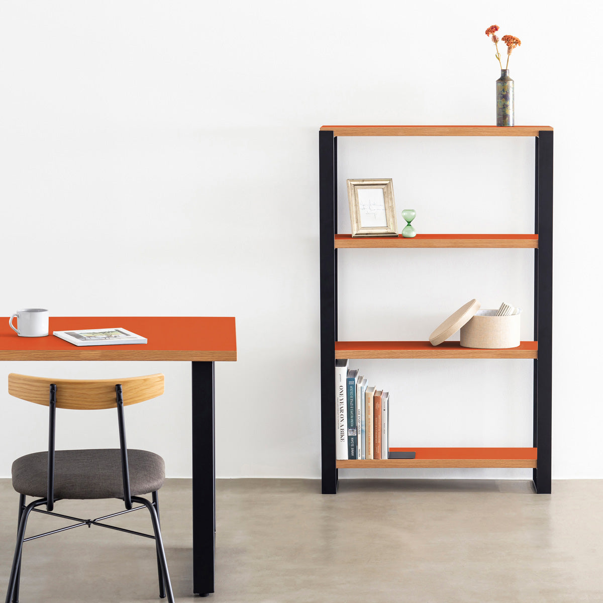 Kanademonoのリノリウム素材の棚板にブラックのアイアンフレームを組み合わせたシェルフ/OrangeBlast（使用イメージ）