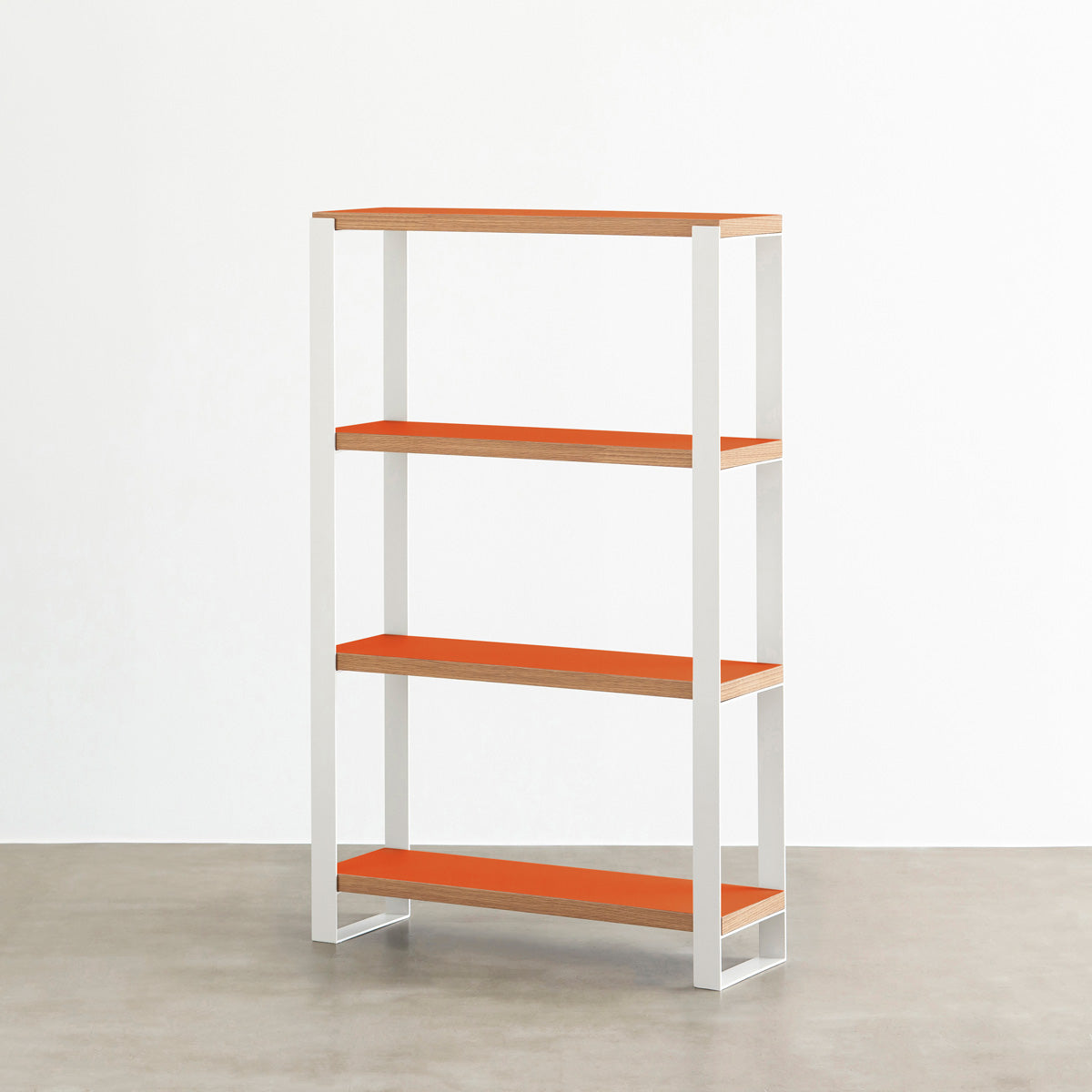 Kanademonoのリノリウム素材の棚板にホワイトのアイアンフレームを組み合わせたシェルフ/OrangeBlast