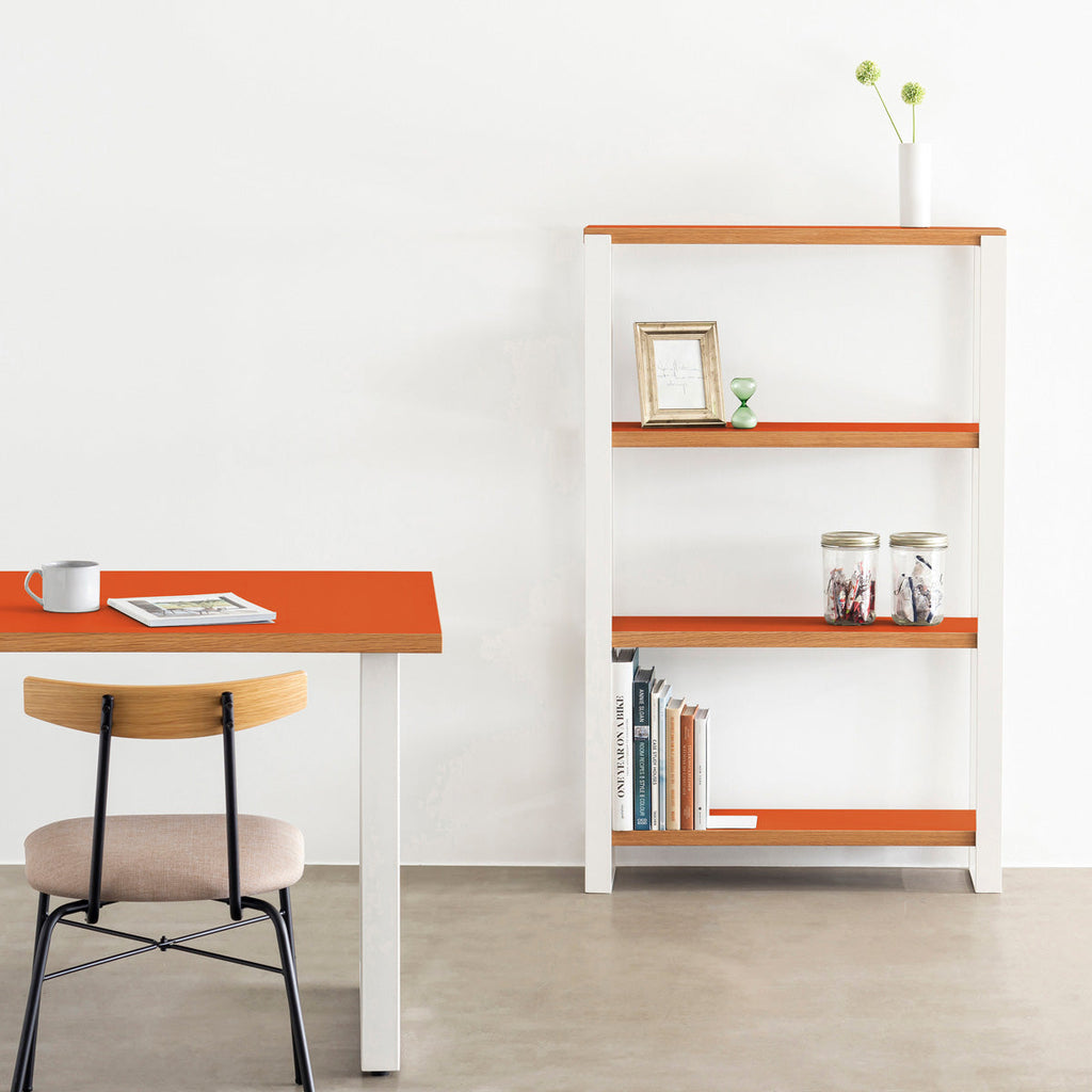 Kanademonoのリノリウム素材の棚板にホワイトのアイアンフレームを組み合わせたシェルフ/OrangeBlast（使用イメージ）