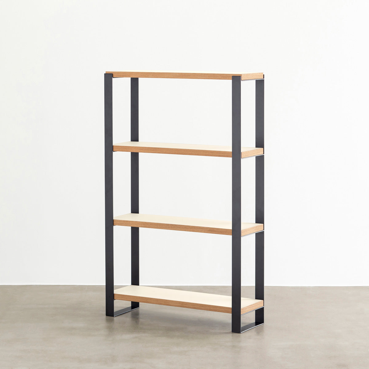 Kanademonoのリノリウム素材の棚板にブラックのアイアンフレームを組み合わせたシェルフ/Pearl