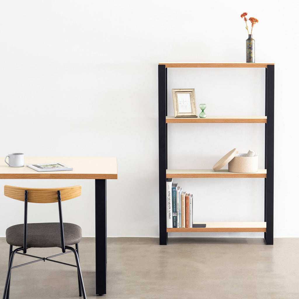 Kanademonoのリノリウム素材の棚板にブラックのアイアンフレームを組み合わせたシェルフ/Pearl（使用イメージ）