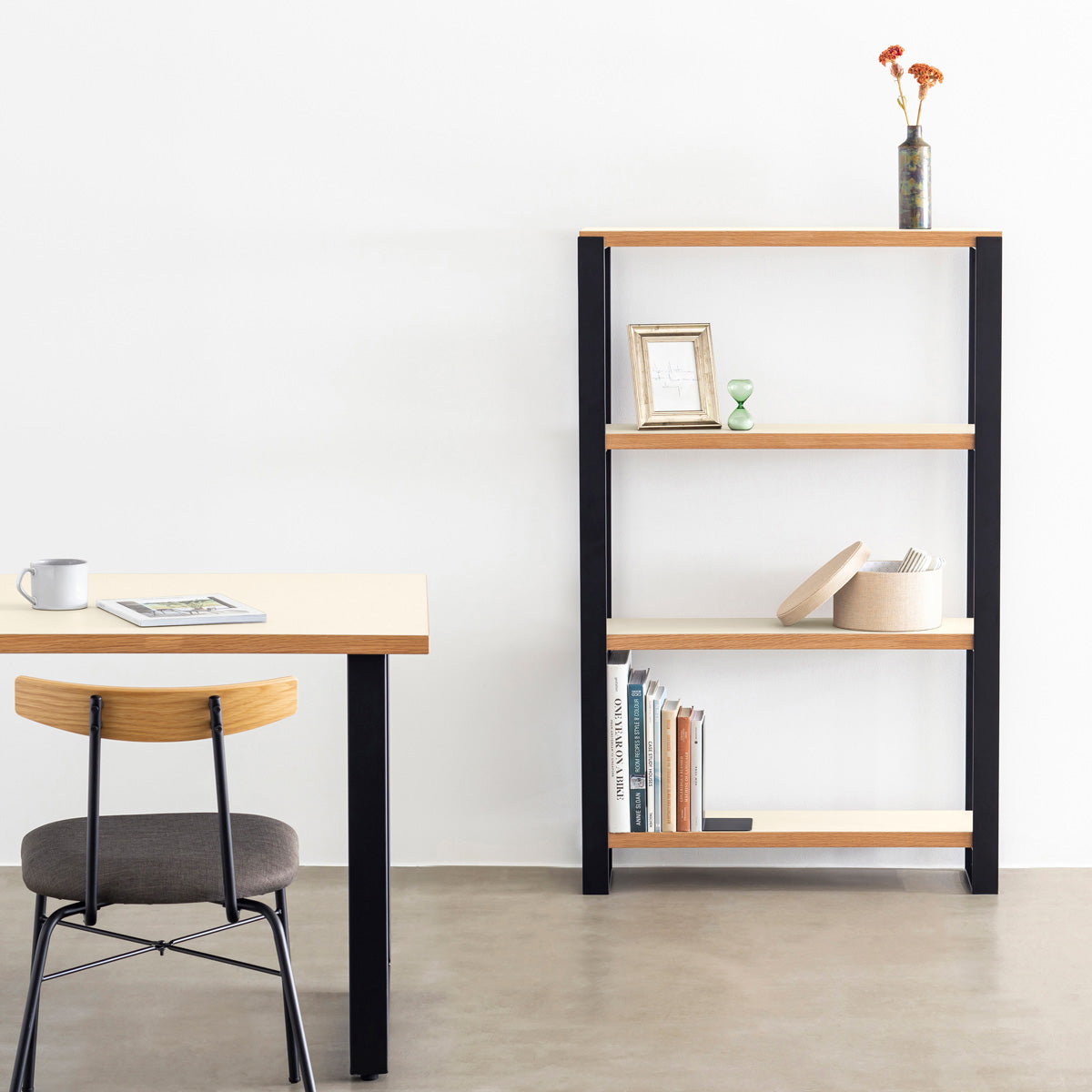 Kanademonoのリノリウム素材の棚板にブラックのアイアンフレームを組み合わせたシェルフ/Pearl（使用イメージ）