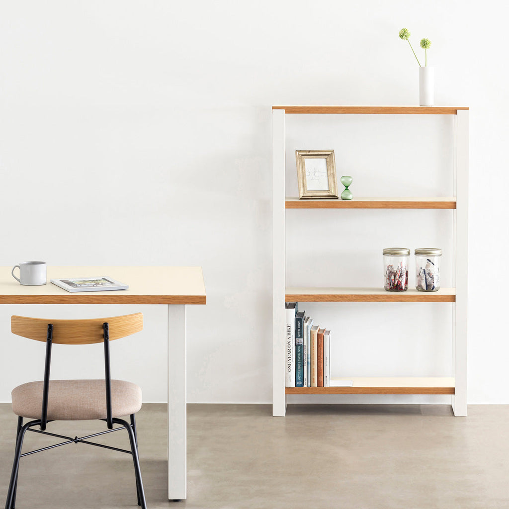 Kanademonoのリノリウム素材の棚板にホワイトのアイアンフレームを組み合わせたシェルフ/Pearl（使用イメージ）