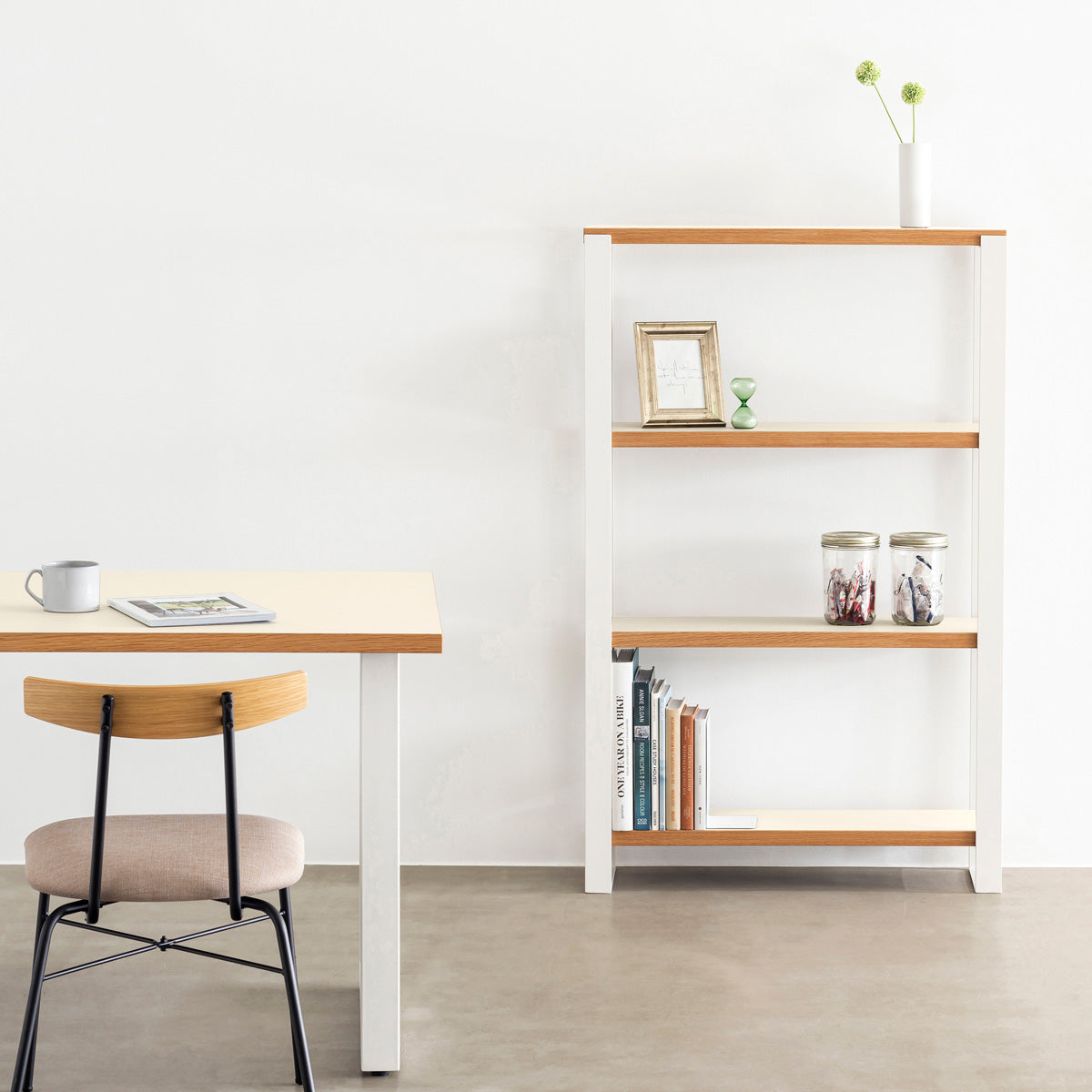 Kanademonoのリノリウム素材の棚板にホワイトのアイアンフレームを組み合わせたシェルフ/Pearl（使用イメージ）