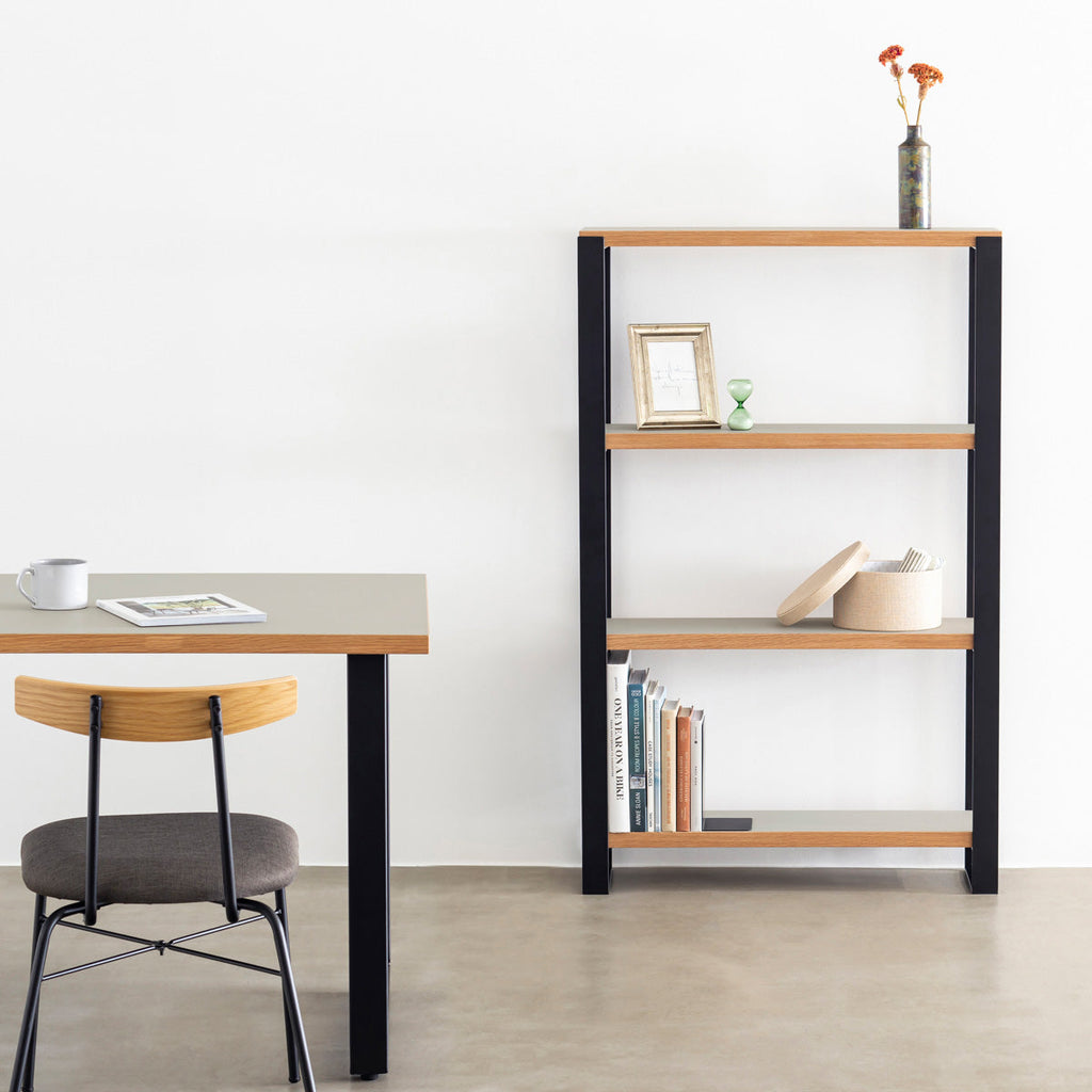 Kanademonoのリノリウム素材の棚板にブラックのアイアンフレームを組み合わせたシェルフ/Pebble（使用イメージ）