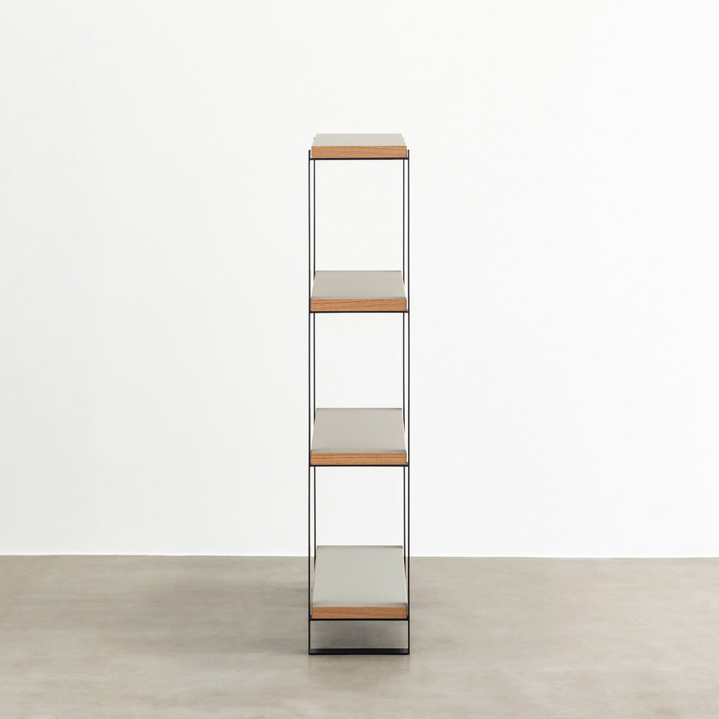 Kanademonoのリノリウム素材の棚板にブラックのアイアンフレームを組み合わせたシェルフ/Pebble（側面）