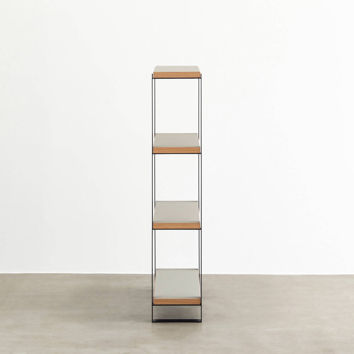 Kanademonoのリノリウム素材の棚板にブラックのアイアンフレームを組み合わせたシェルフ/Pebble（側面）