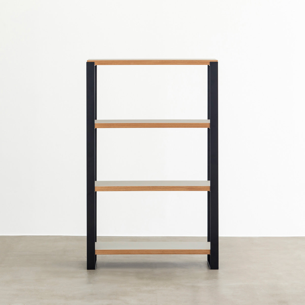 Kanademonoのリノリウム素材の棚板にブラックのアイアンフレームを組み合わせたシェルフ/Pebble（正面）