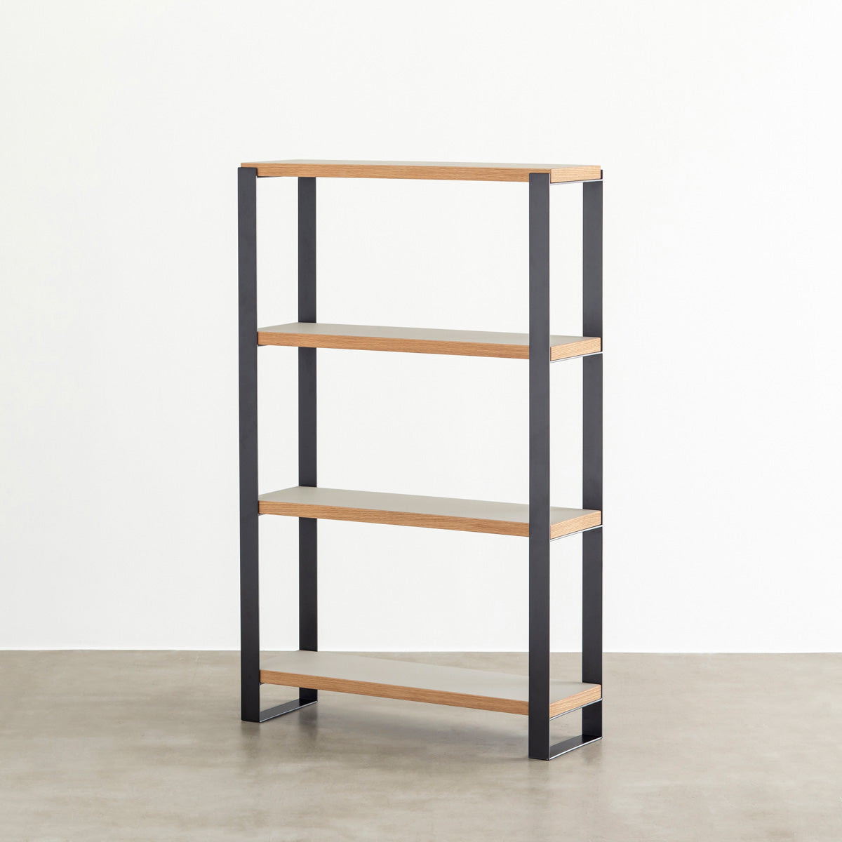 Kanademonoのリノリウム素材の棚板にブラックのアイアンフレームを組み合わせたシェルフ/Pebble