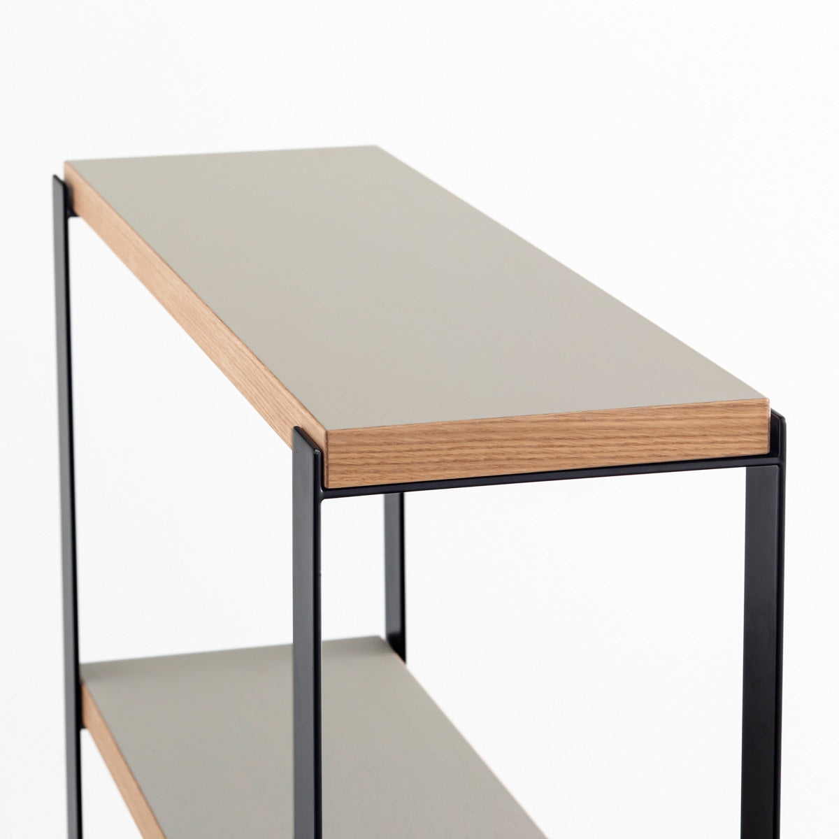 Kanademonoのリノリウム素材の棚板にブラックのアイアンフレームを組み合わせたシェルフ/Pebble（上からのアングル）