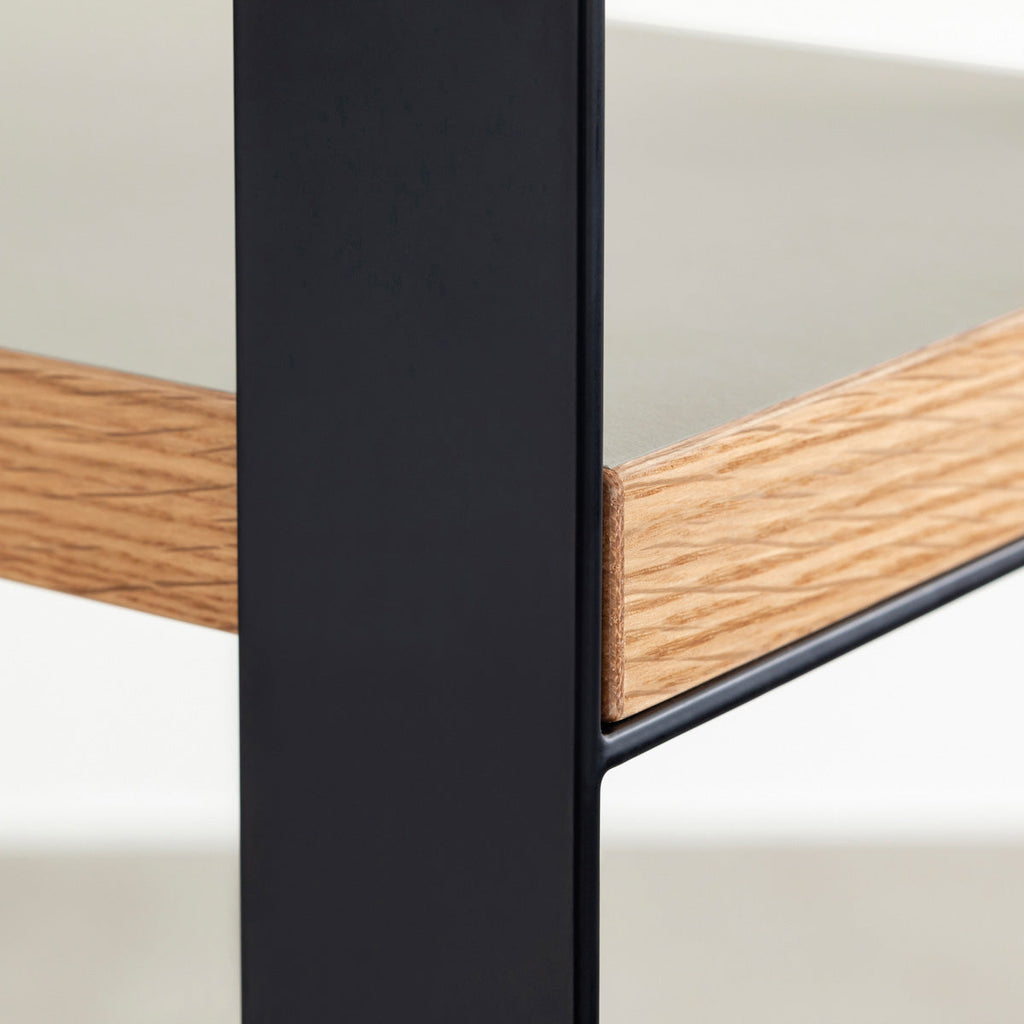 Kanademonoのリノリウム素材の棚板にブラックのアイアンフレームを組み合わせたシェルフ/Pebble（フレーム部分）